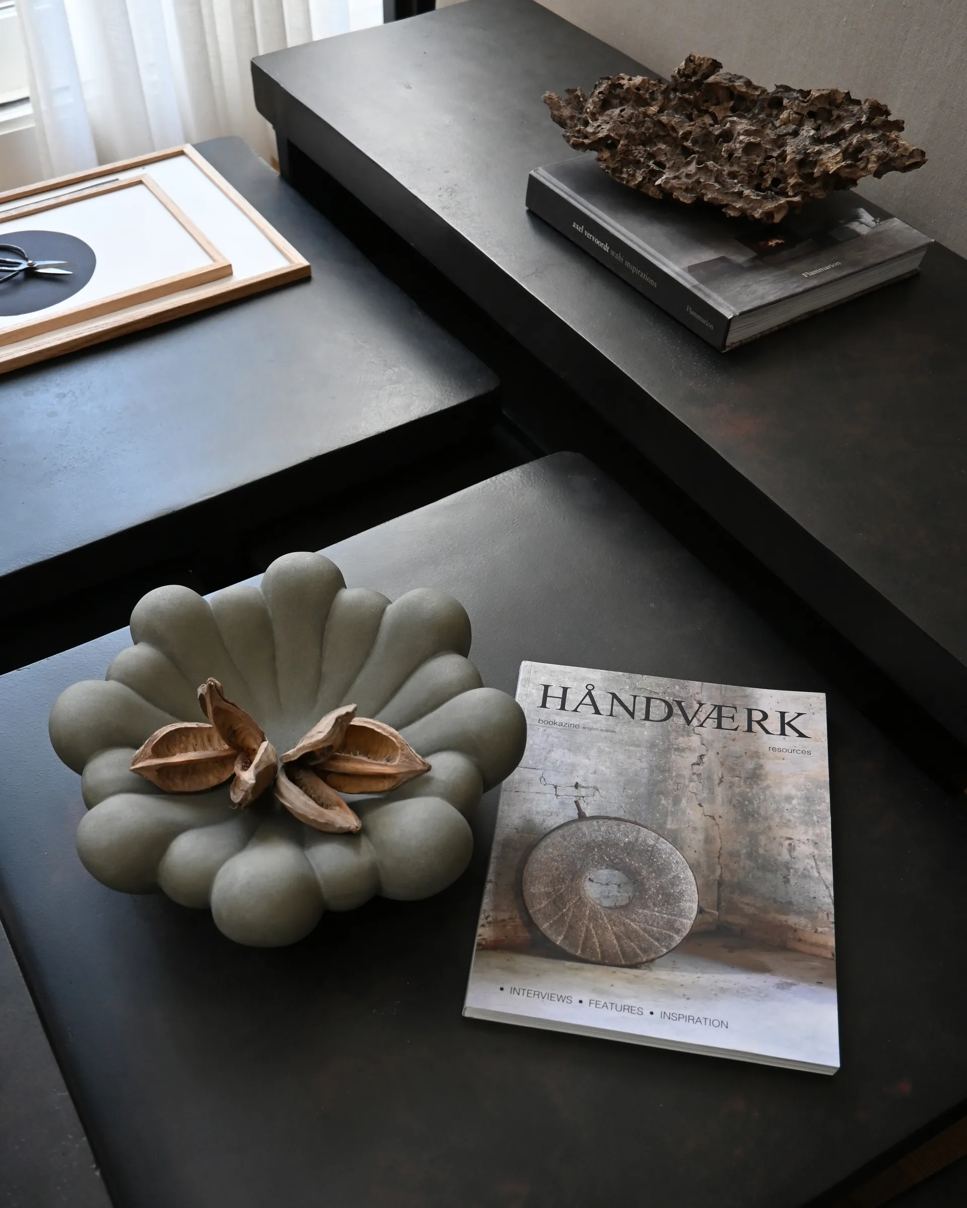 Bloom トレイ Medio Ø28.5 cm, Dark grey 101 Copenhagen