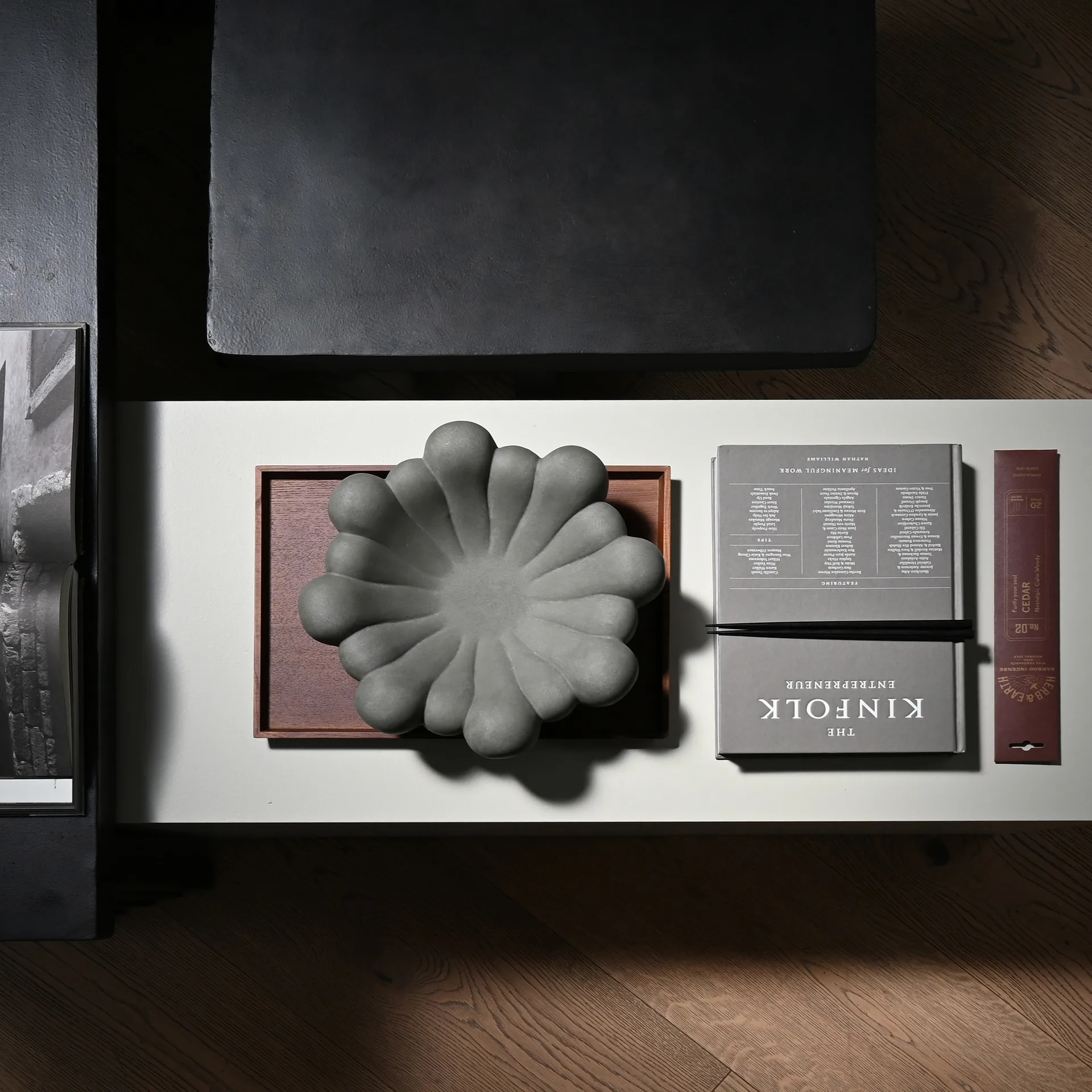 Bloom トレイ Medio Ø28.5 cm, Dark grey 101 Copenhagen