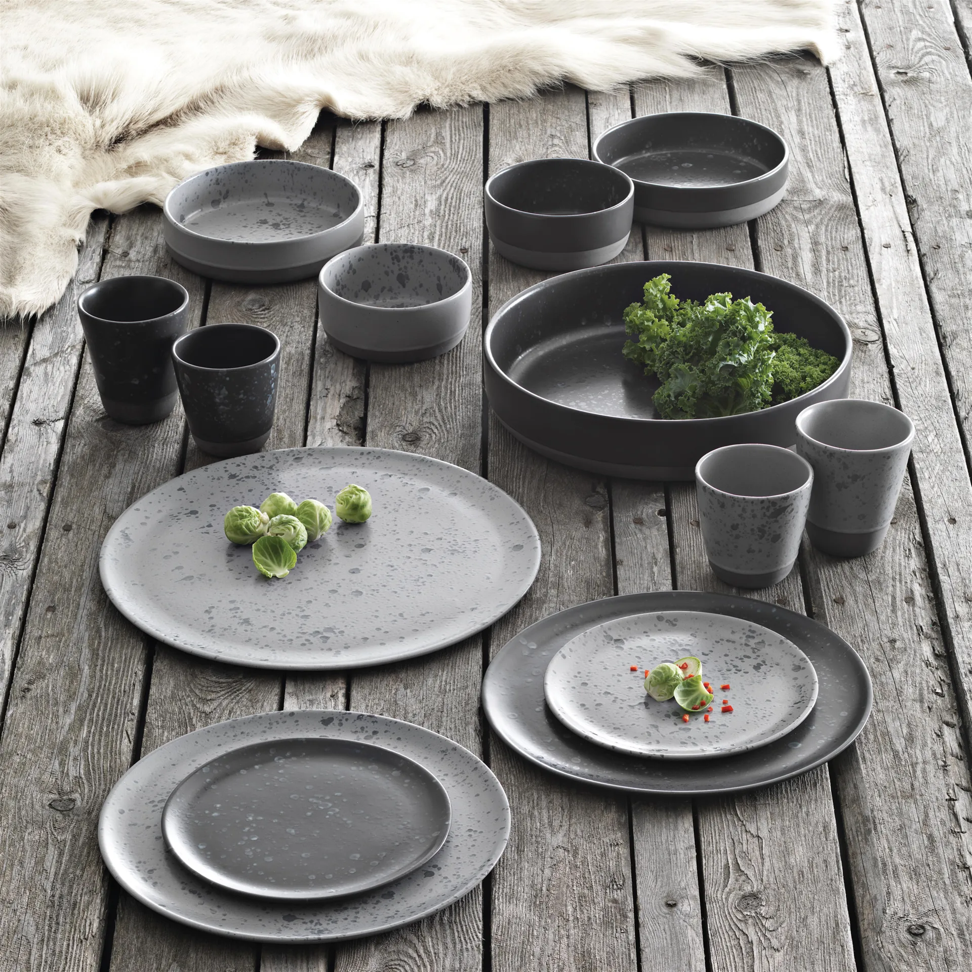 Raw プレート Ø20 cm, black with dots Aida | アイーダ