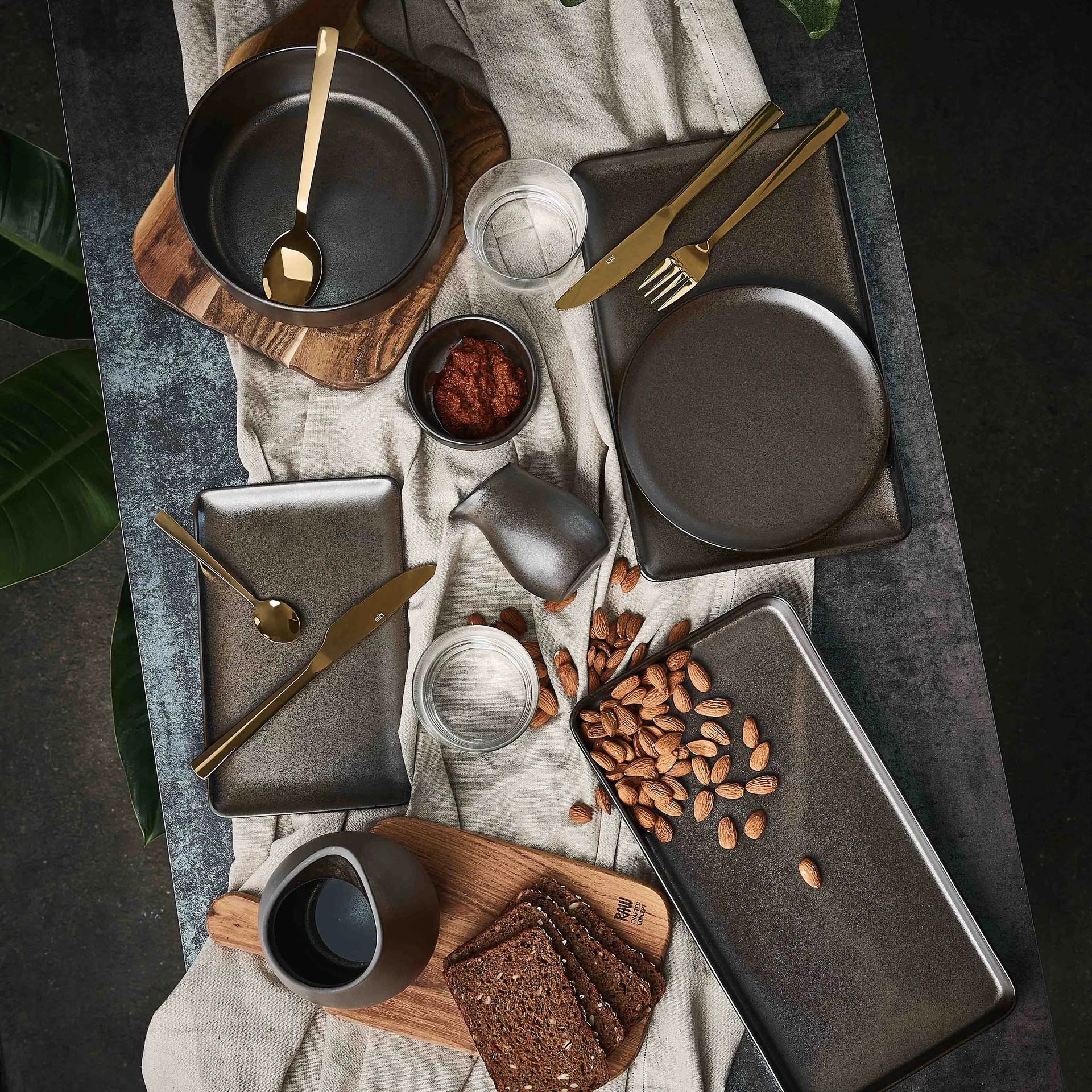 Raw プレート 23.5x15 cm, metallic brown Aida | アイーダ