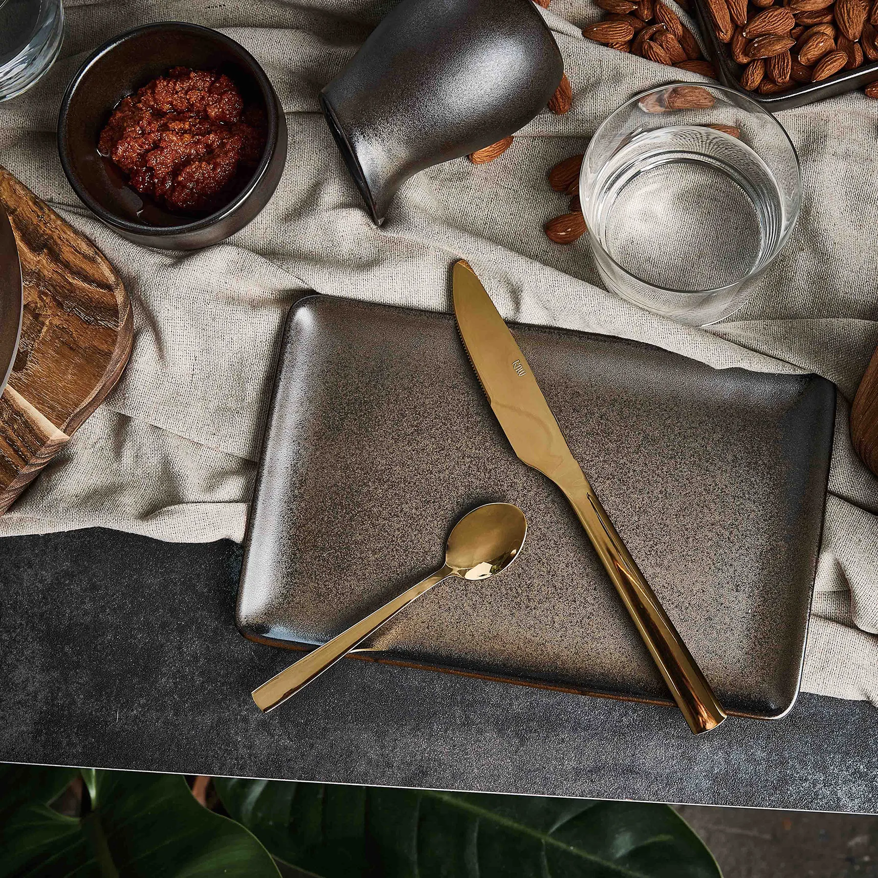 Raw プレート 23.5x15 cm, metallic brown Aida | アイーダ