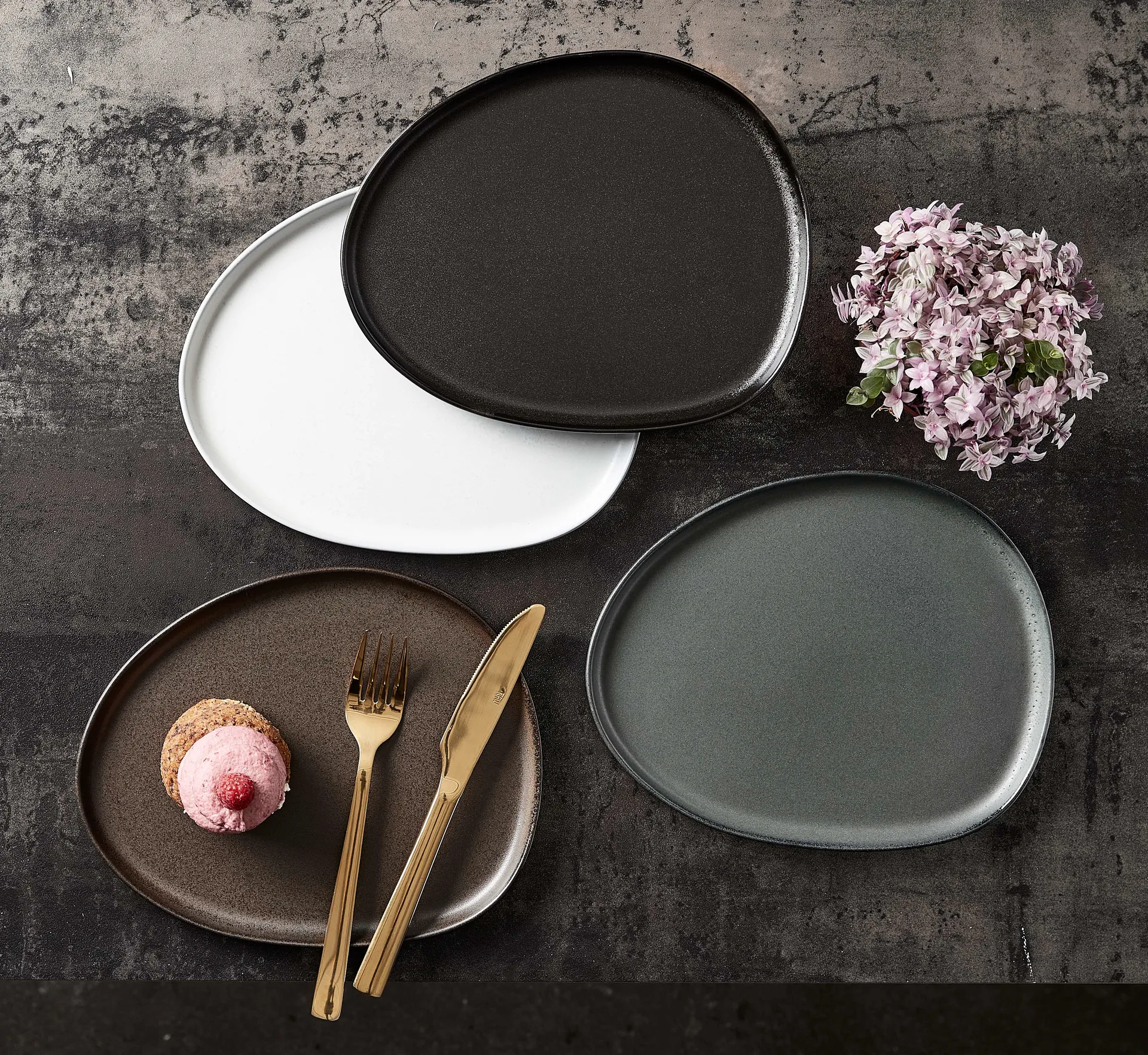 Raw オーガニック ランチプレート 24x21 cm, Titanium Black Aida | アイーダ