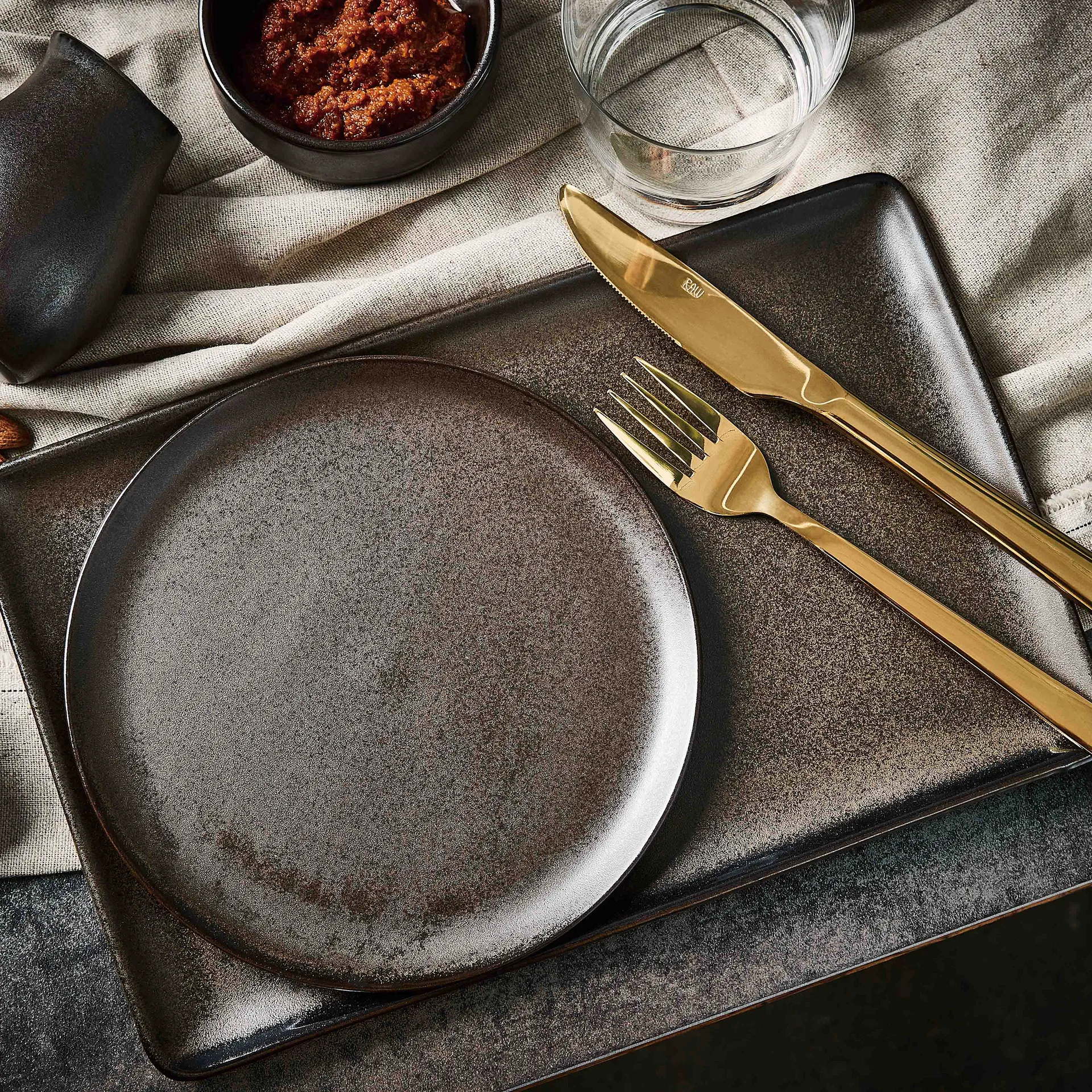 Raw プレート 31.5x20 cm, metallic brown Aida | アイーダ