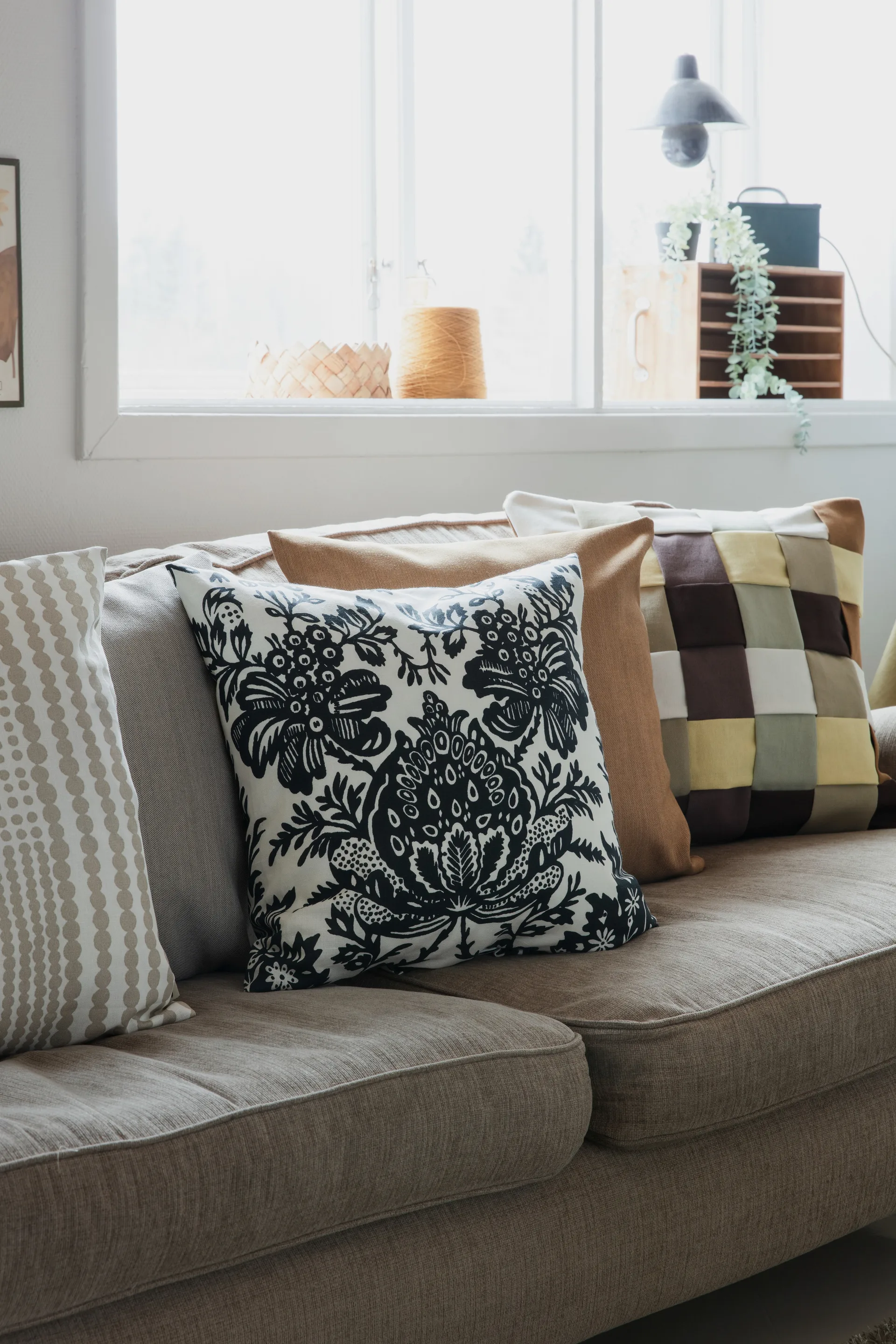 Granatäpple クッションカバー 50x50 cm, Black Almedahls | アルメダールズ