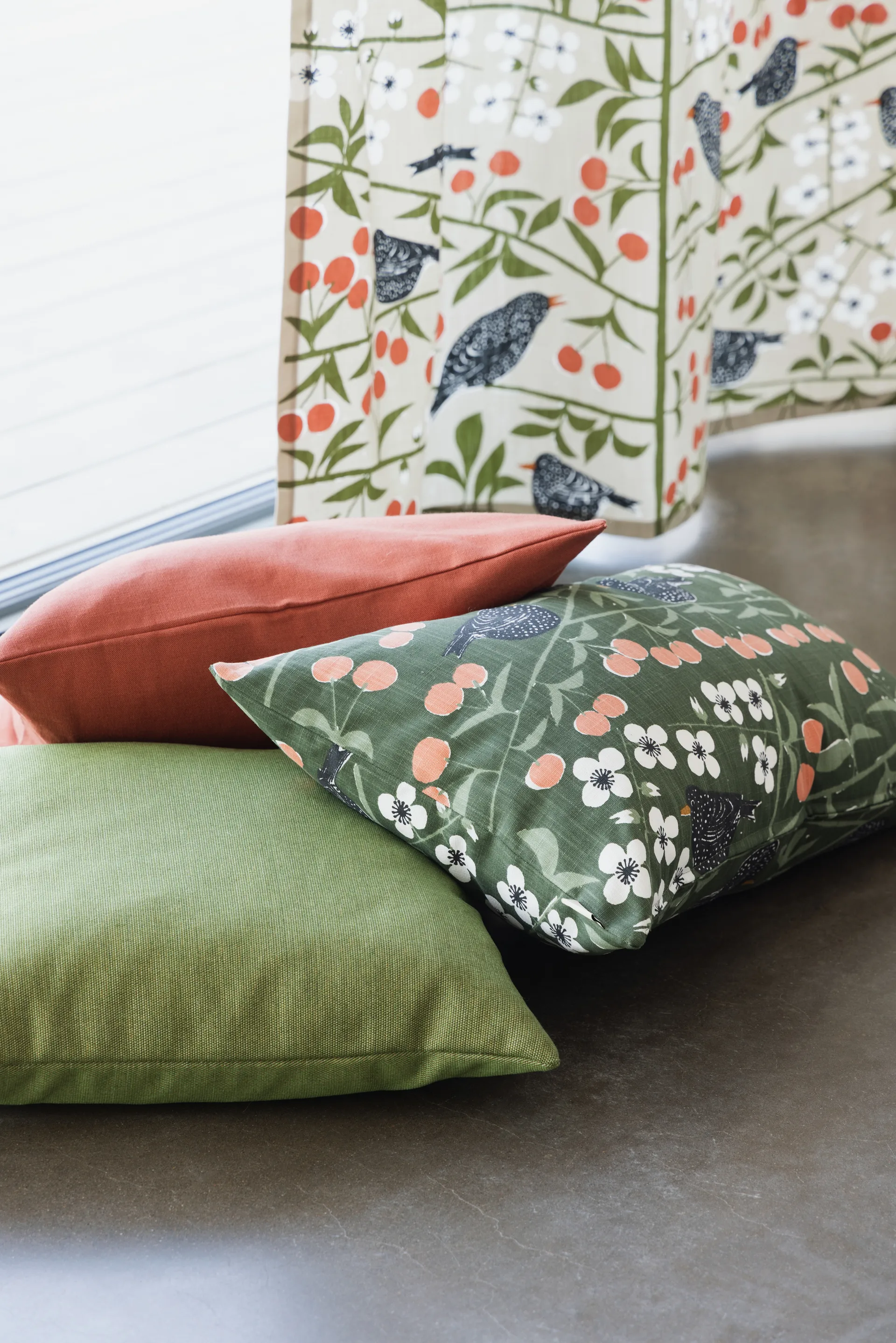 Körsbärsträdgården ファブリック, Beige Almedahls | アルメダールズ