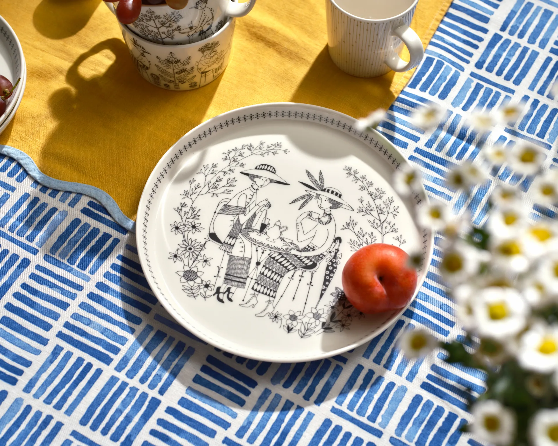 Emilia プレート Ø24 cm, Black-white Arabia | アラビア