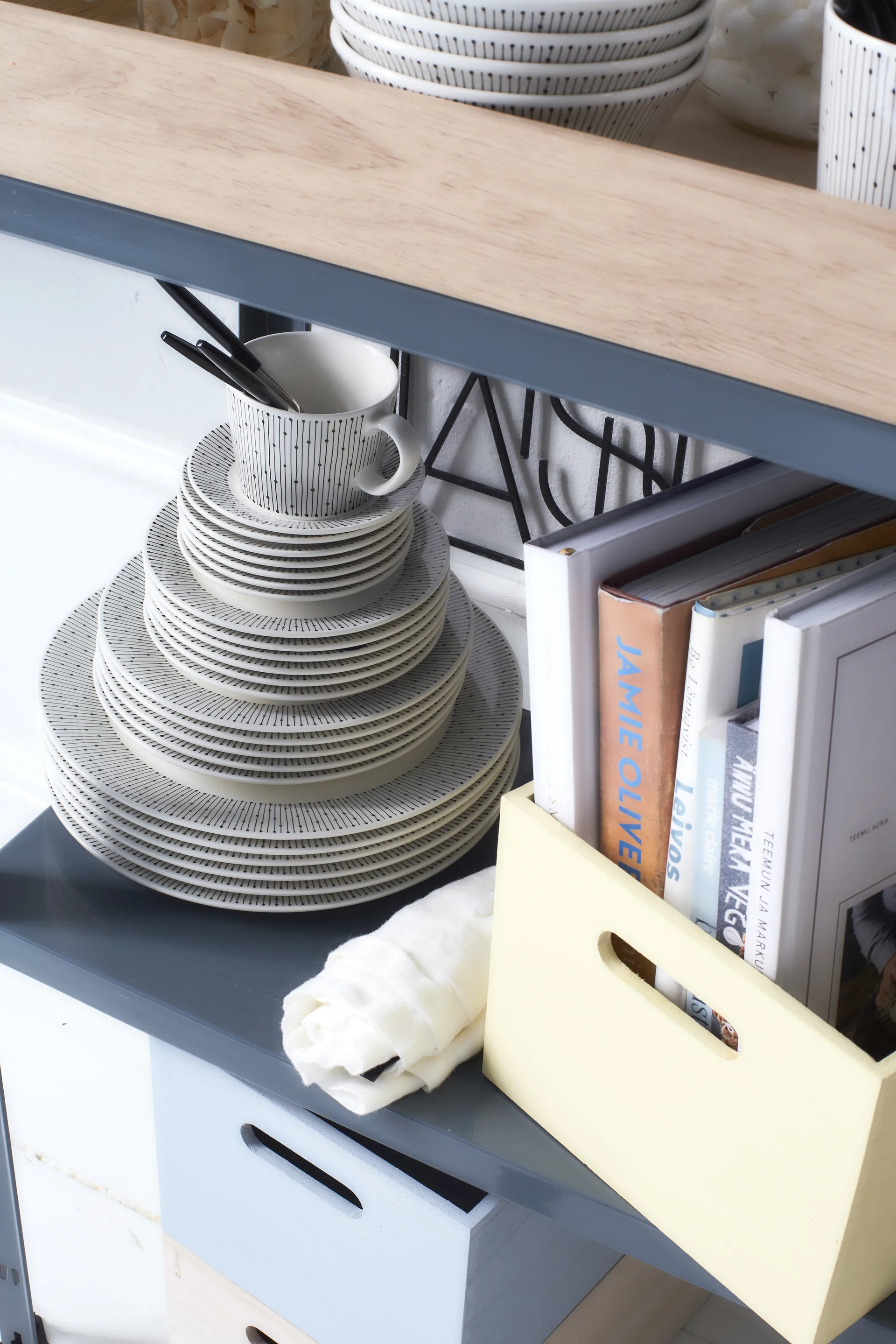 Mainio Sarastus / マイニオ サラストゥス プレート Ø15 cm, Black-white Arabia | アラビア