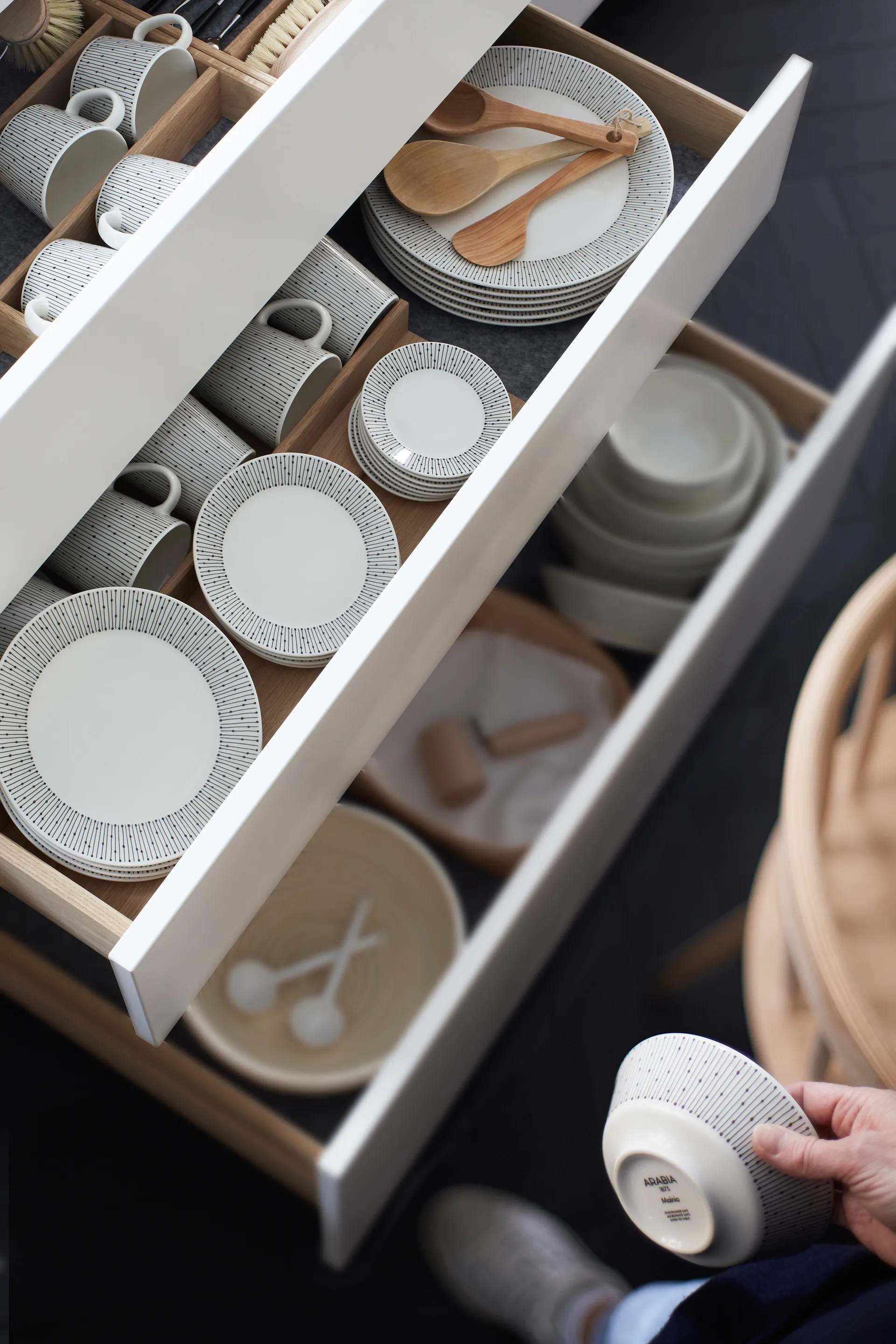 Mainio Sarastus / マイニオ サラストゥス プレート Ø19 cm, Black-white Arabia | アラビア