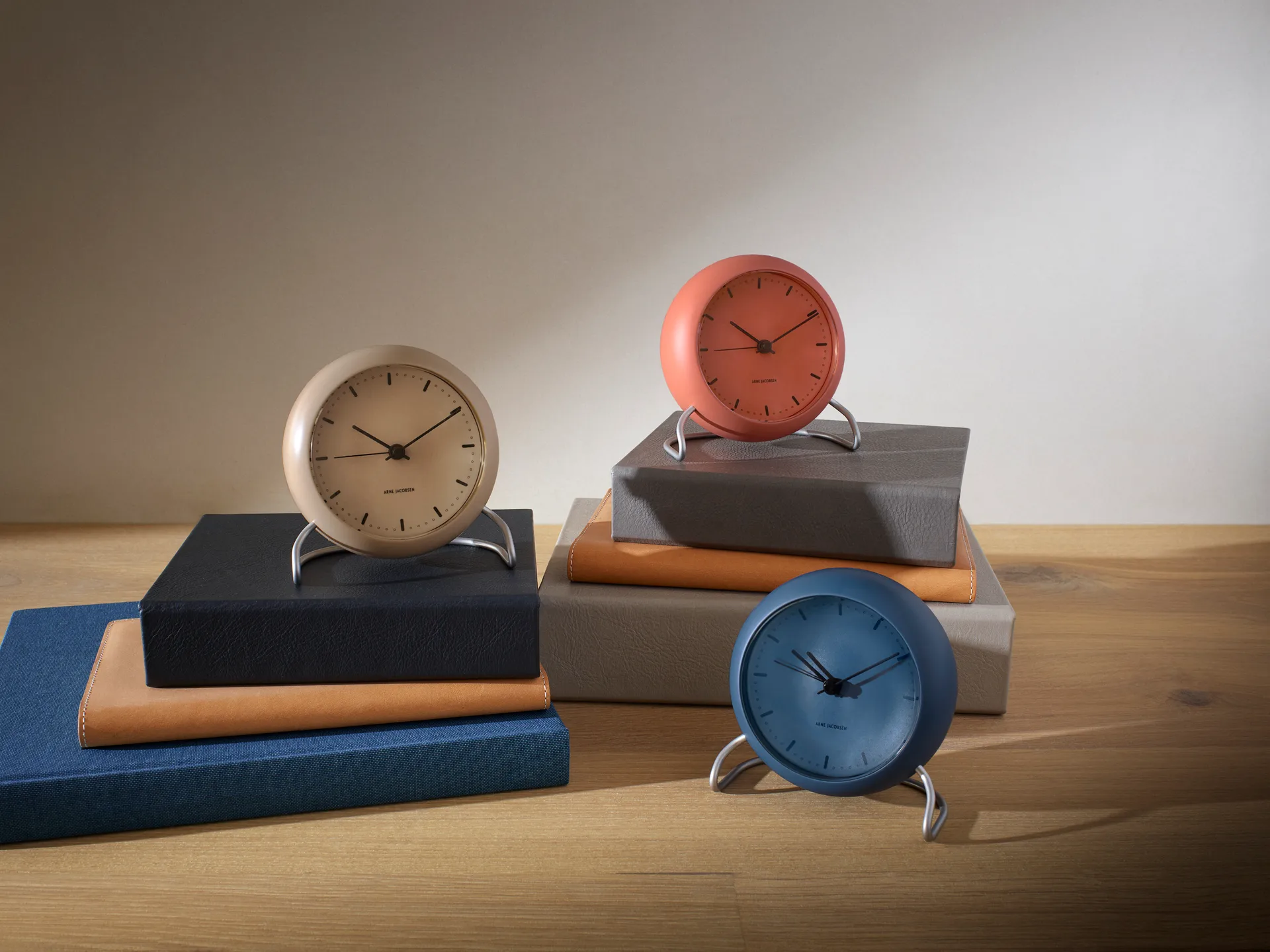 AJ City Hall テーブルクロック, sandy beige Arne Jacobsen Clocks | アルネ・ヤコブセン クロック