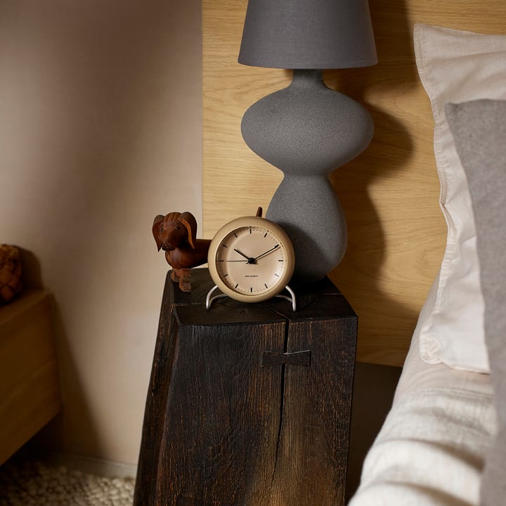 AJ City Hall テーブルクロック, sandy beige Arne Jacobsen Clocks | アルネ・ヤコブセン クロック