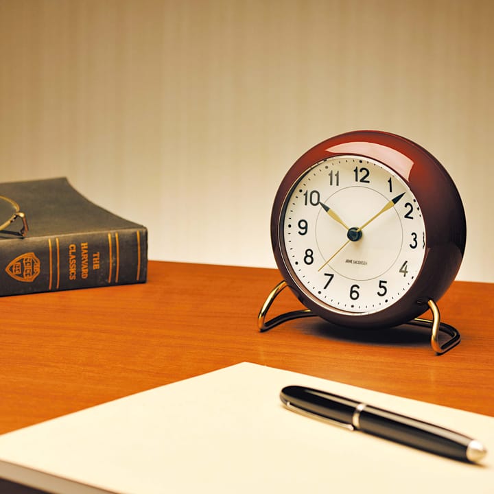AJ Station テーブルクロック バーガンディー, burgundy Arne Jacobsen Clocks | アルネ・ヤコブセン クロック