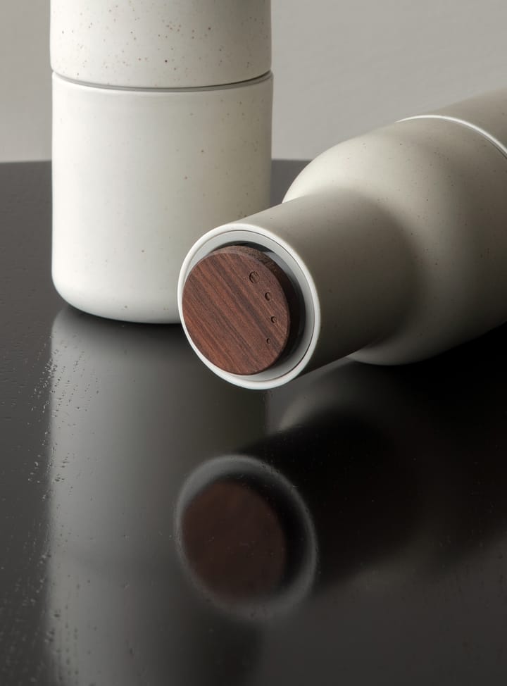 ボトルグラインダー スパイスミル (セラミック) 2本セット - Sand (walnut lid) - Audo Copenhagen | オドー・コペンハーゲン