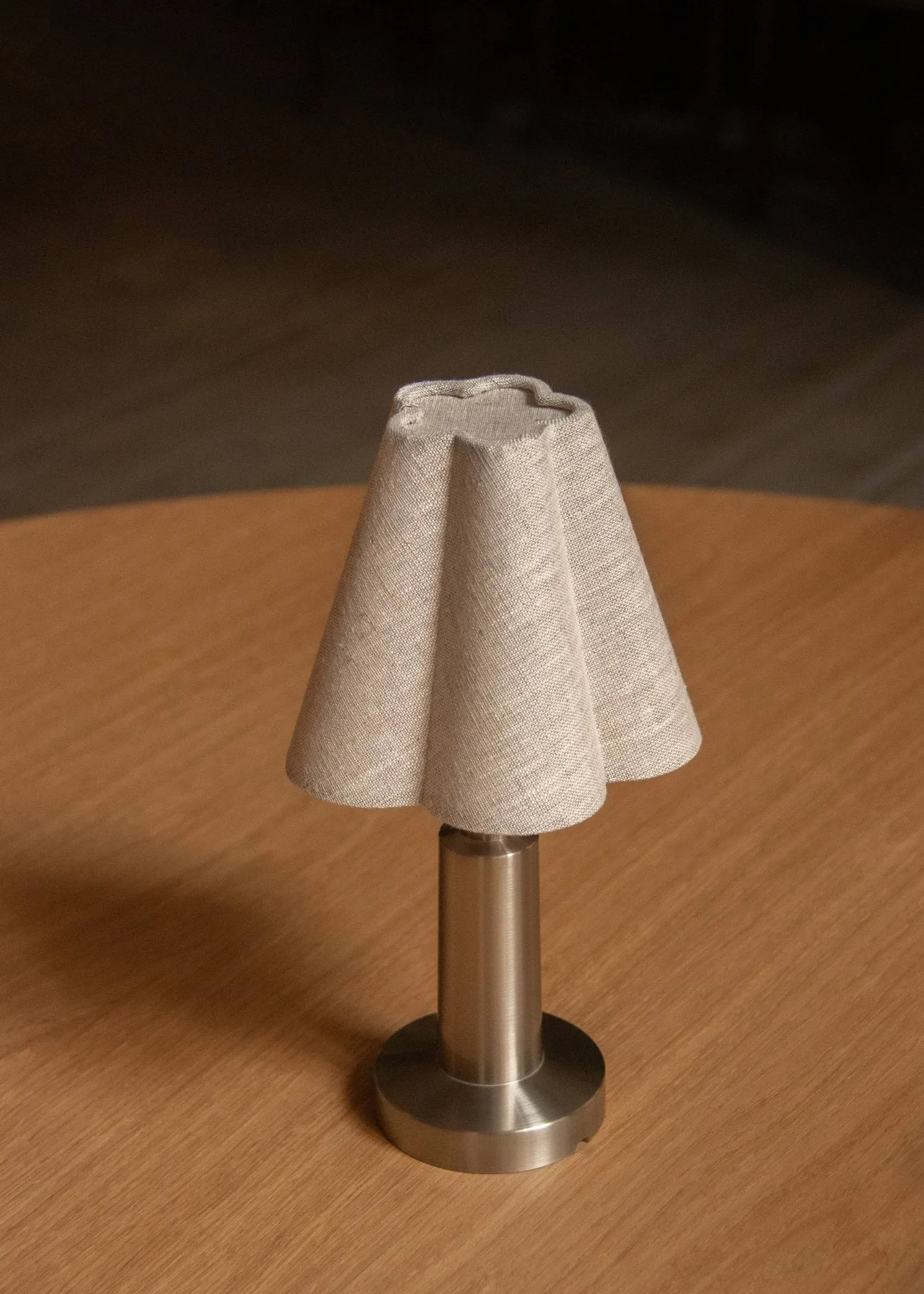 Admiral ポータブル テーブルランプ, Chrome-linen, 27 cm Audo Copenhagen | オドー・コペンハーゲン