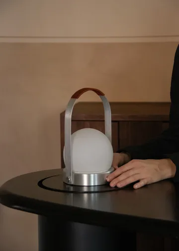 Carrie ポータブルランプ - Brushed aluminium - Audo Copenhagen | オドー・コペンハーゲン