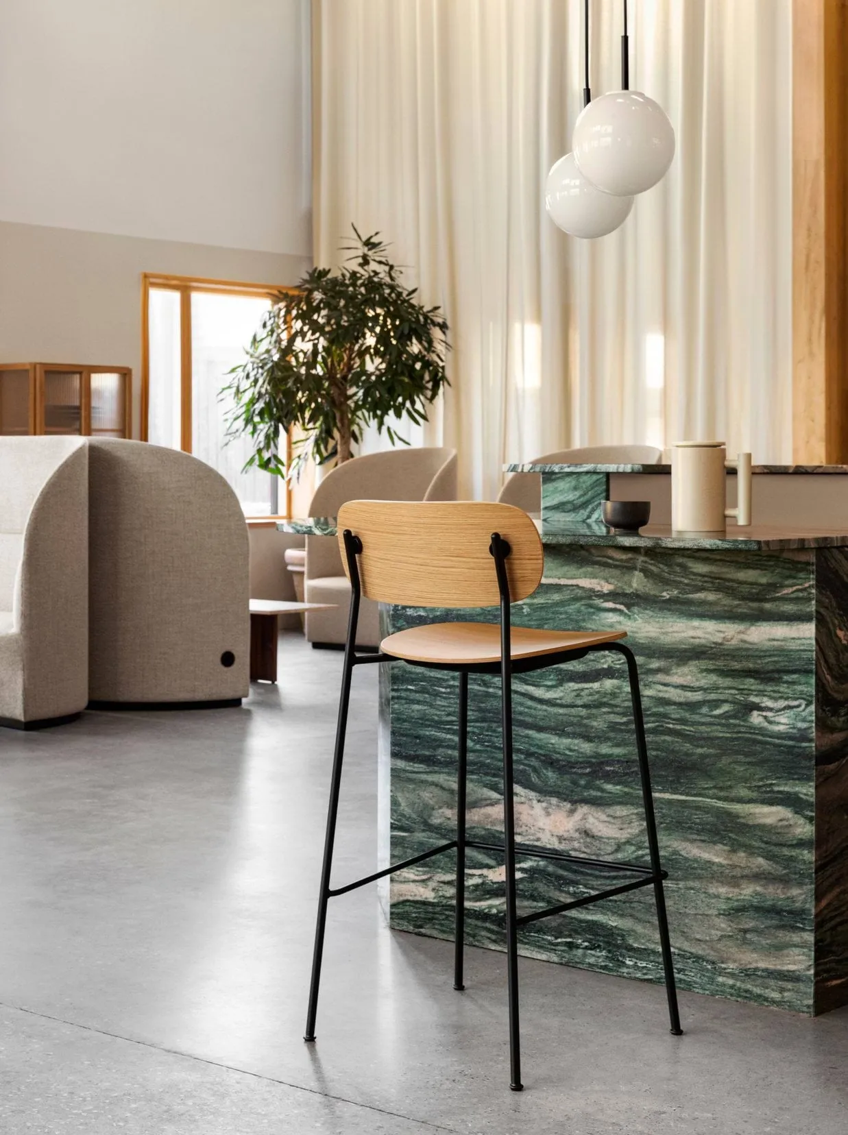 Co Bar Chair バースツール, Oak-chromed steel, 65 cm Audo Copenhagen | オドー・コペンハーゲン