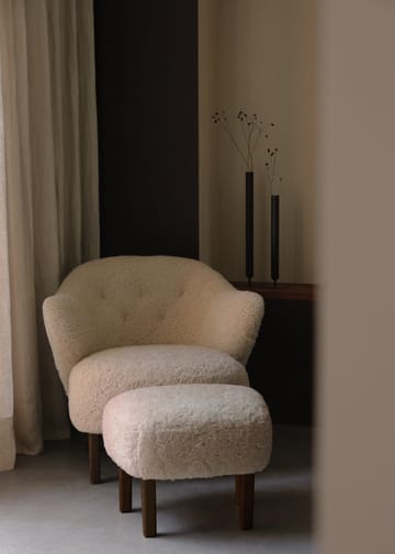 Ingeborg オットマン - Sheep skin moonlight-legs in smoked oak - Audo Copenhagen | オドー・コペンハーゲン