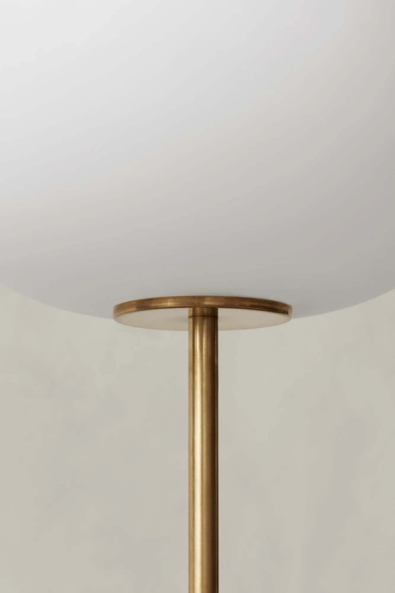 JWDA フロアランプ, Travertine-brushed brass, 130 cm Audo Copenhagen | オドー・コペンハーゲン