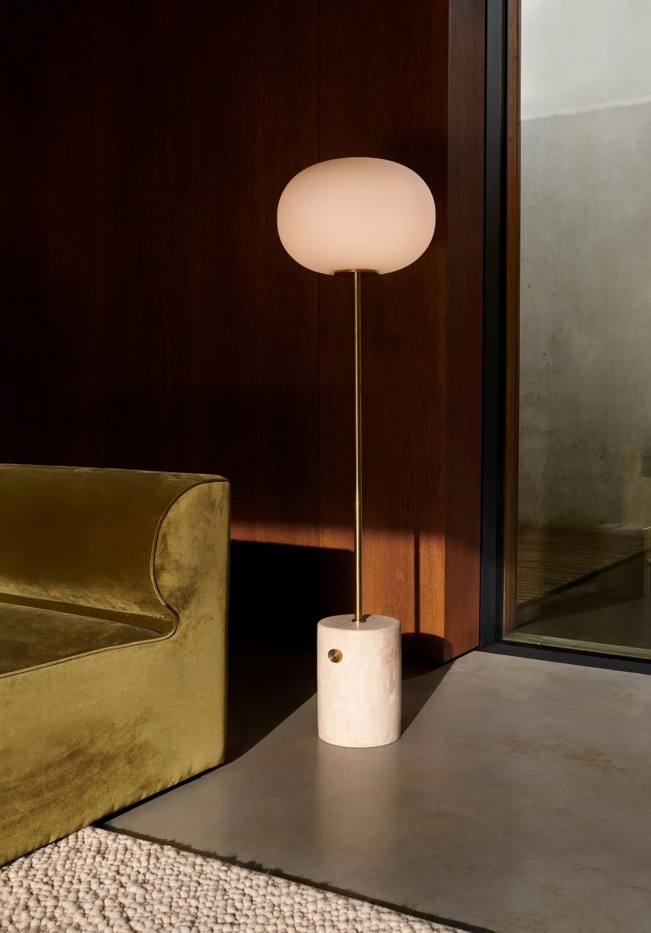 JWDA フロアランプ, Travertine-brushed brass, 130 cm Audo Copenhagen | オドー・コペンハーゲン