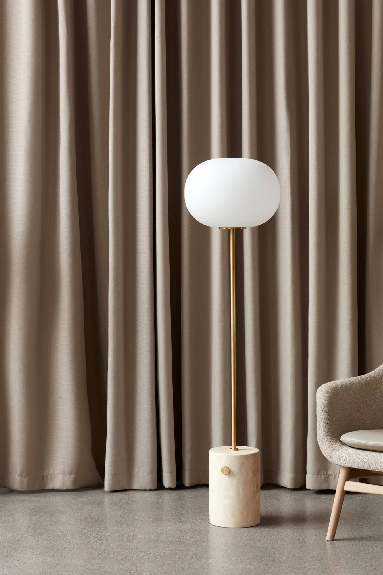JWDA フロアランプ, Travertine-brushed brass, 130 cm Audo Copenhagen | オドー・コペンハーゲン