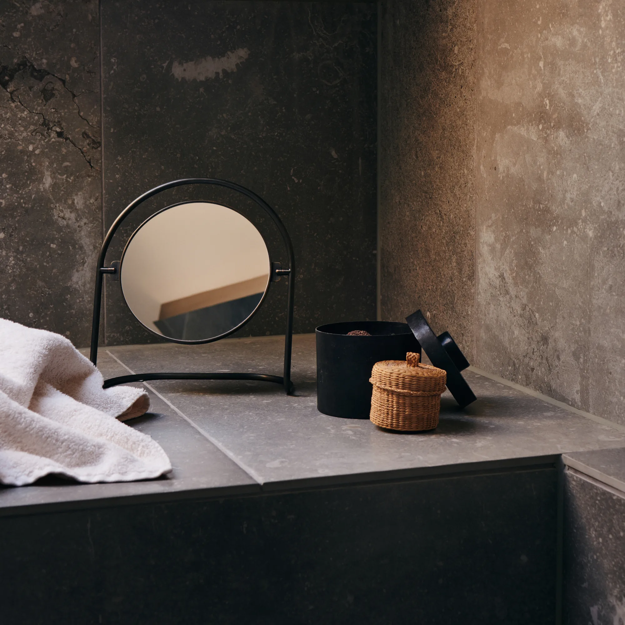 Audo Copenhagen | オドー・コペンハーゲン からのNimbus テーブル