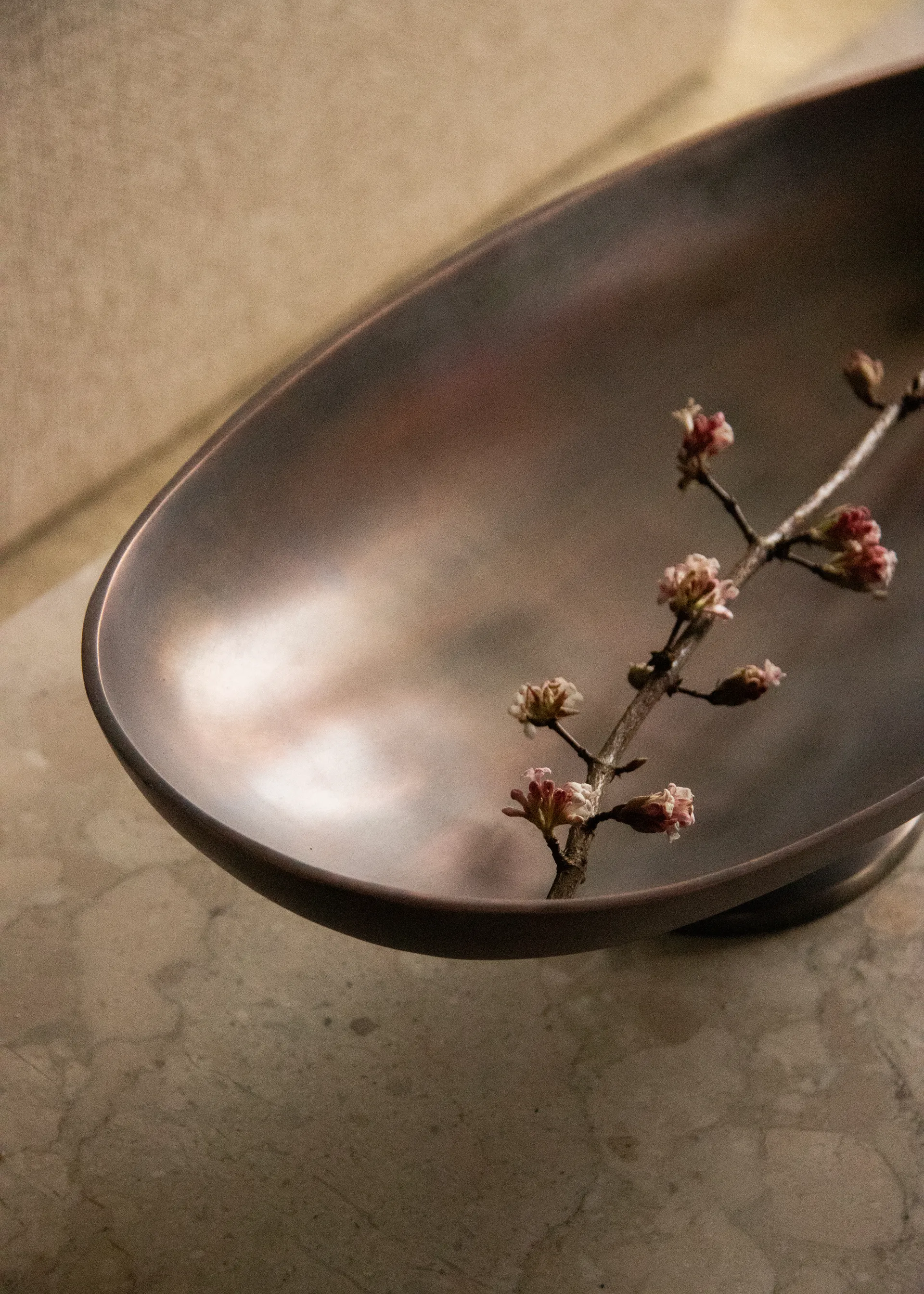 Pavot 脚付き サービングトレイ, Brown Audo Copenhagen | オドー・コペンハーゲン