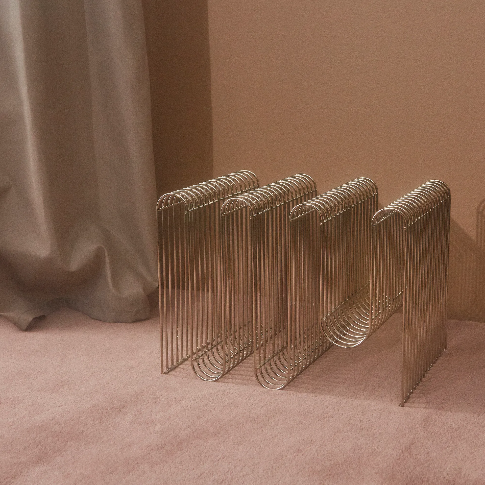 Curva ニュースペーパースタンド H40 cm, Silver AYTM | アイテム