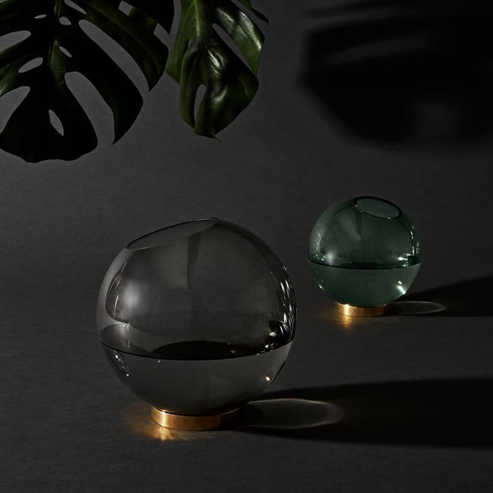 Globe 花瓶 ラージ, black-brass AYTM | アイテム