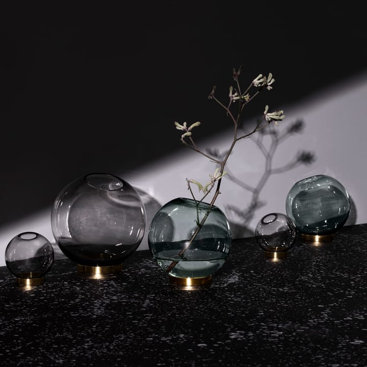 Globe 花瓶 ラージ, black-brass AYTM | アイテム