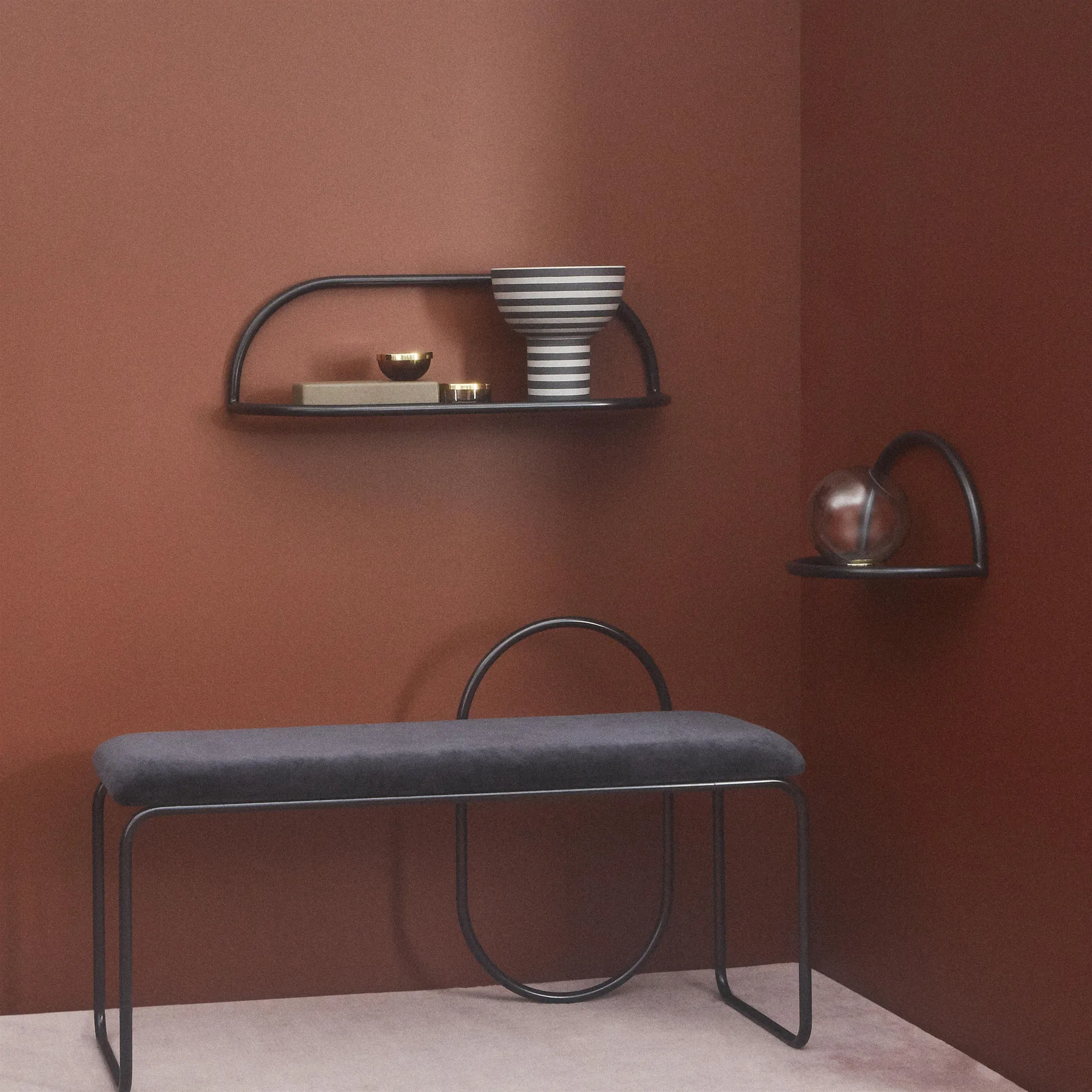 Globe 花瓶 ミディアム, black-brass AYTM | アイテム