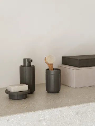 Kua ソープディスペンサー - Cedar Wood, 30 cl - Blomus | ブロムス