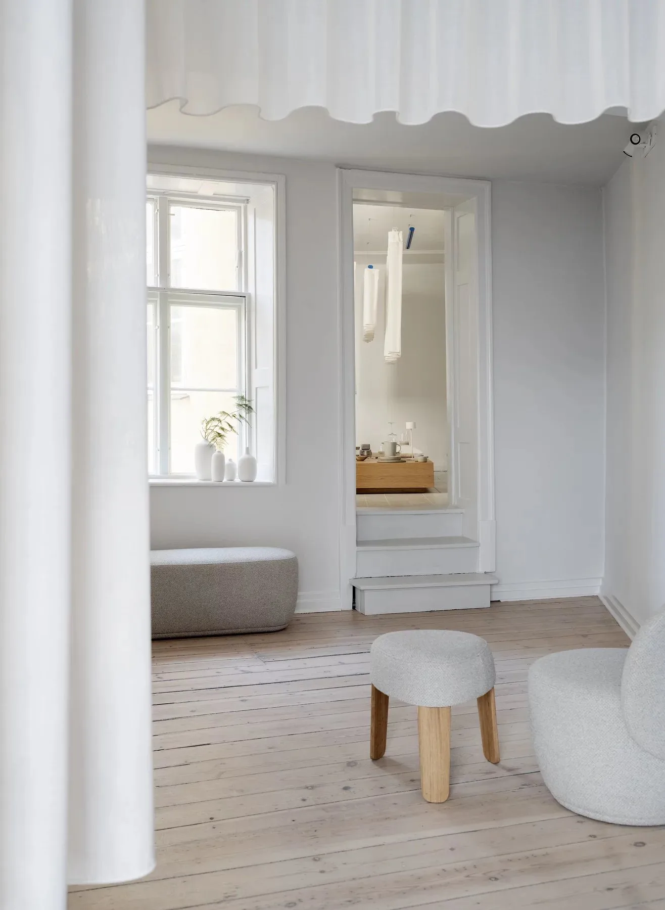 Kuon プーフ Ø48x45 cm, Boucla beige Blomus | ブロムス