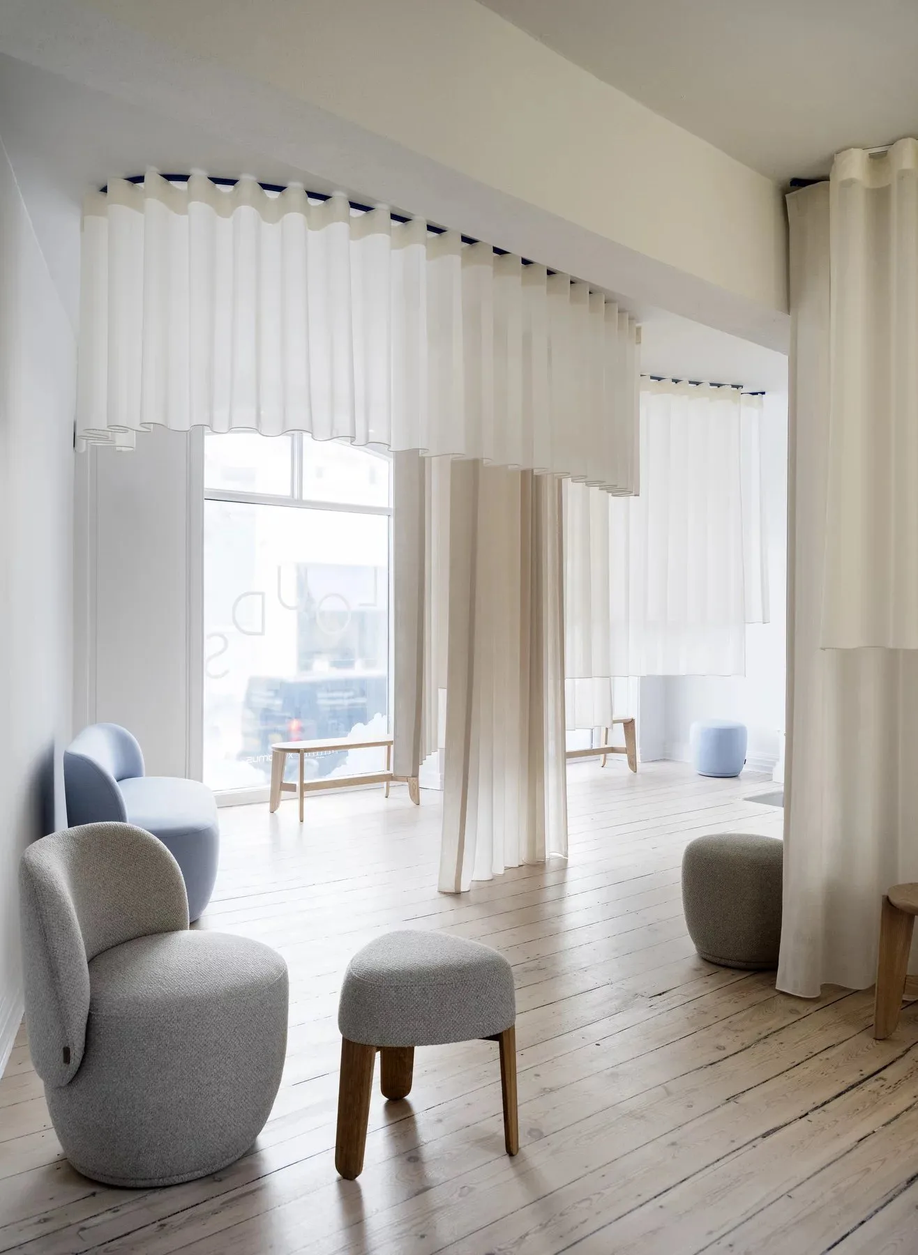 Kuon プーフ Ø48x45 cm, Boucla beige Blomus | ブロムス