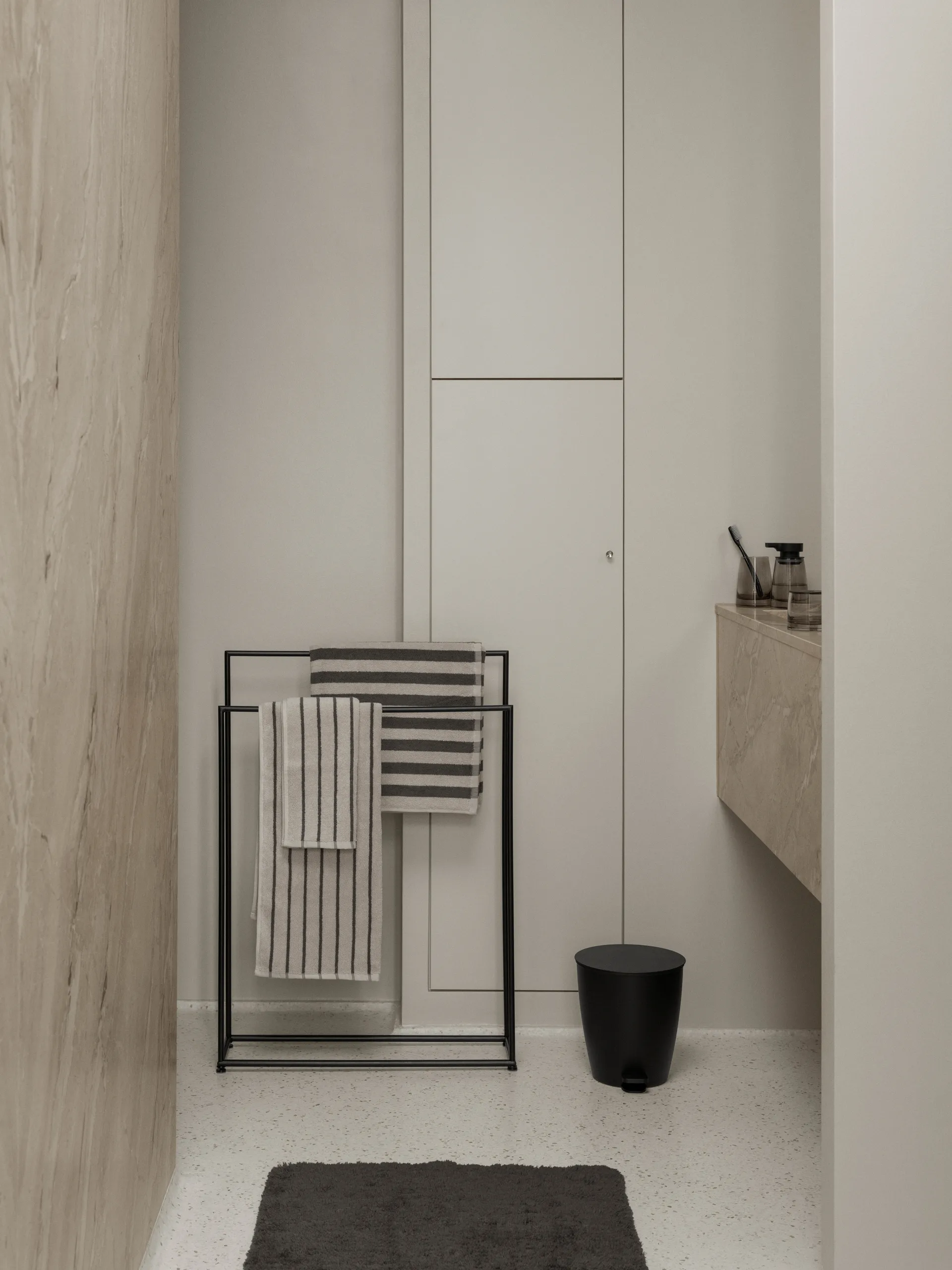 Modo タオルレール, Black, 86x60x18.5 cm Blomus | ブロムス