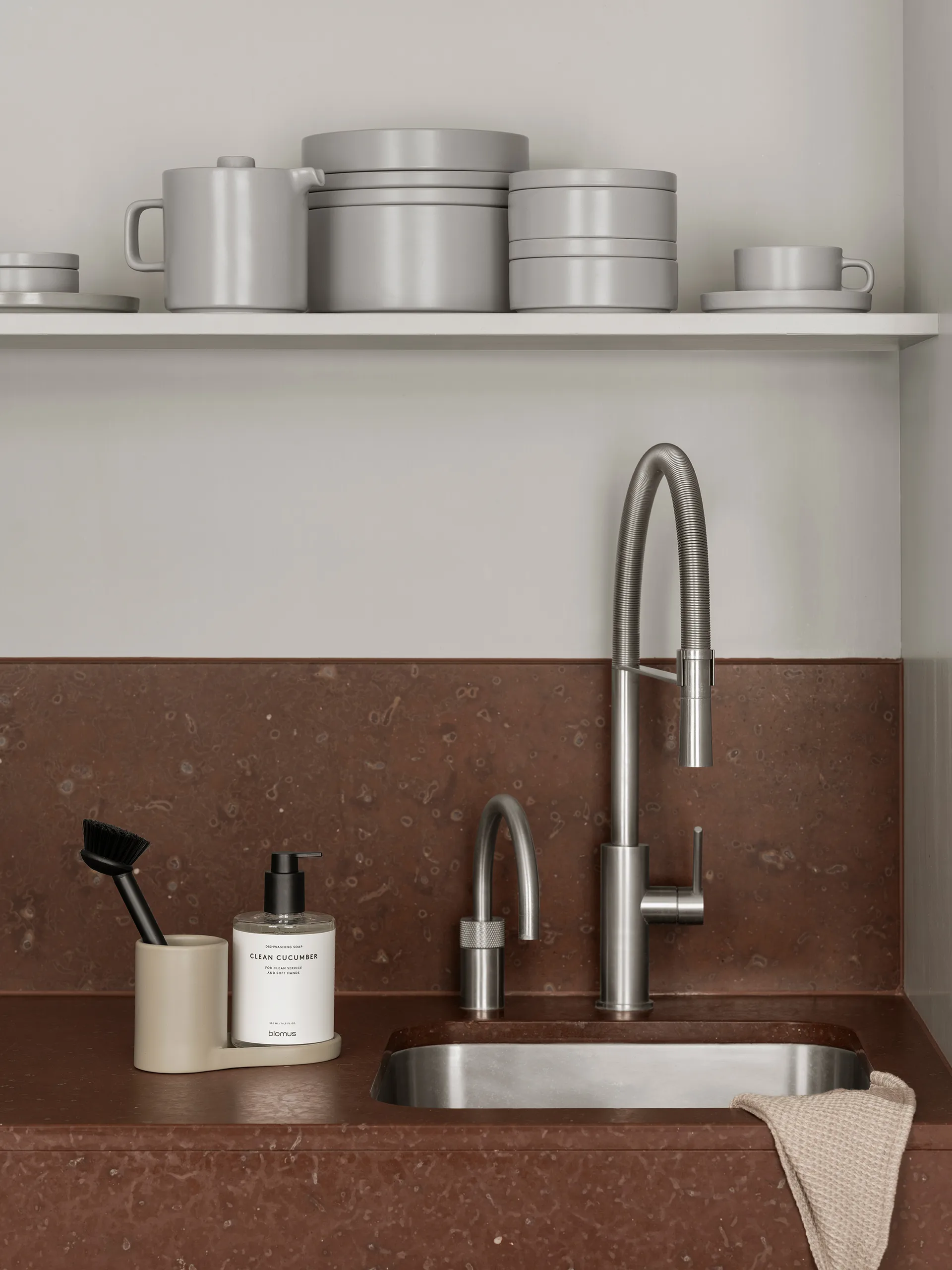 Piro 食器用ブラシ & ソープホルダー, Nomad Blomus | ブロムス