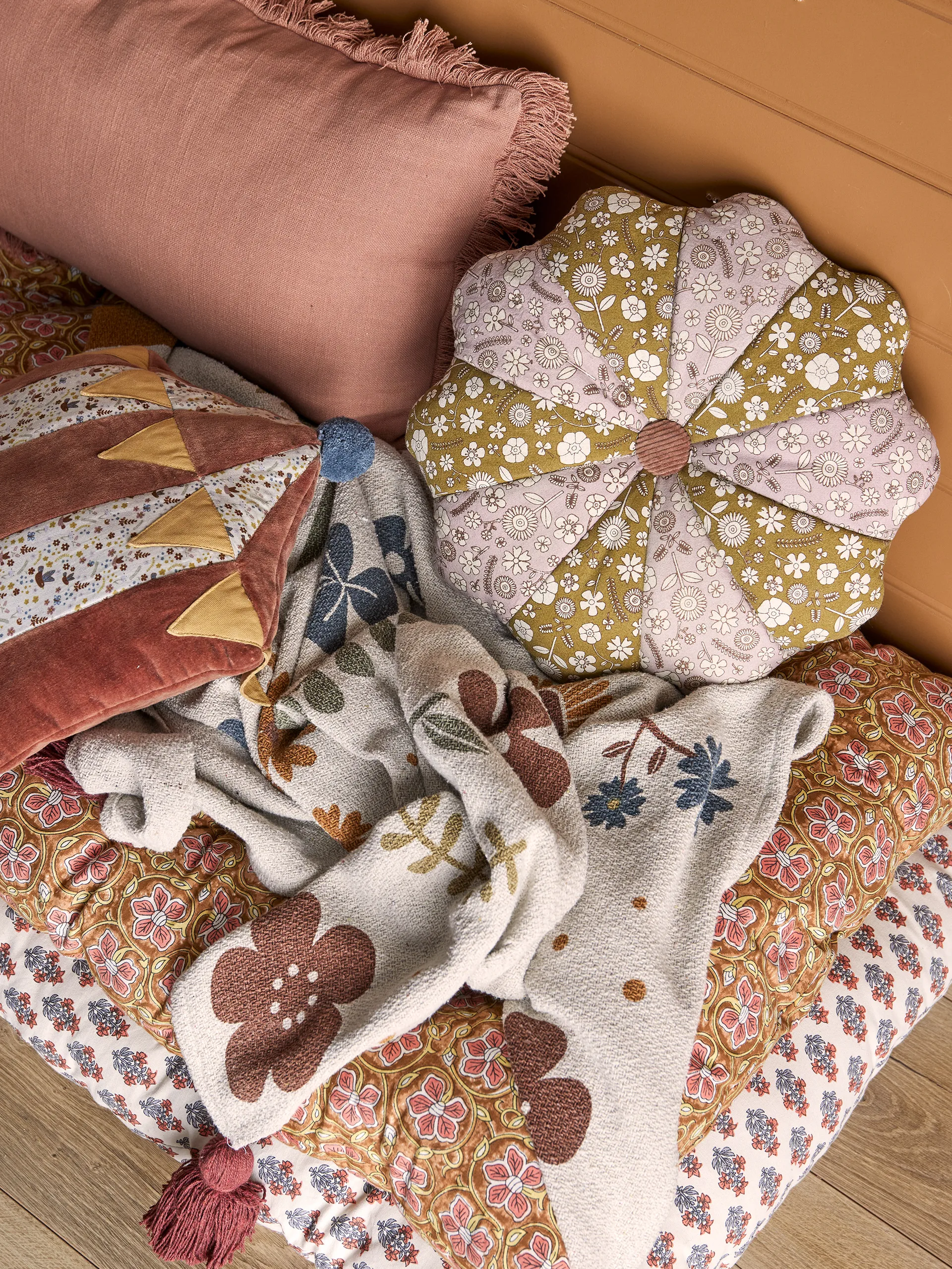 Madlen クッション Ø45 cm, Flowers Bloomingville | ブルーミングヴィル