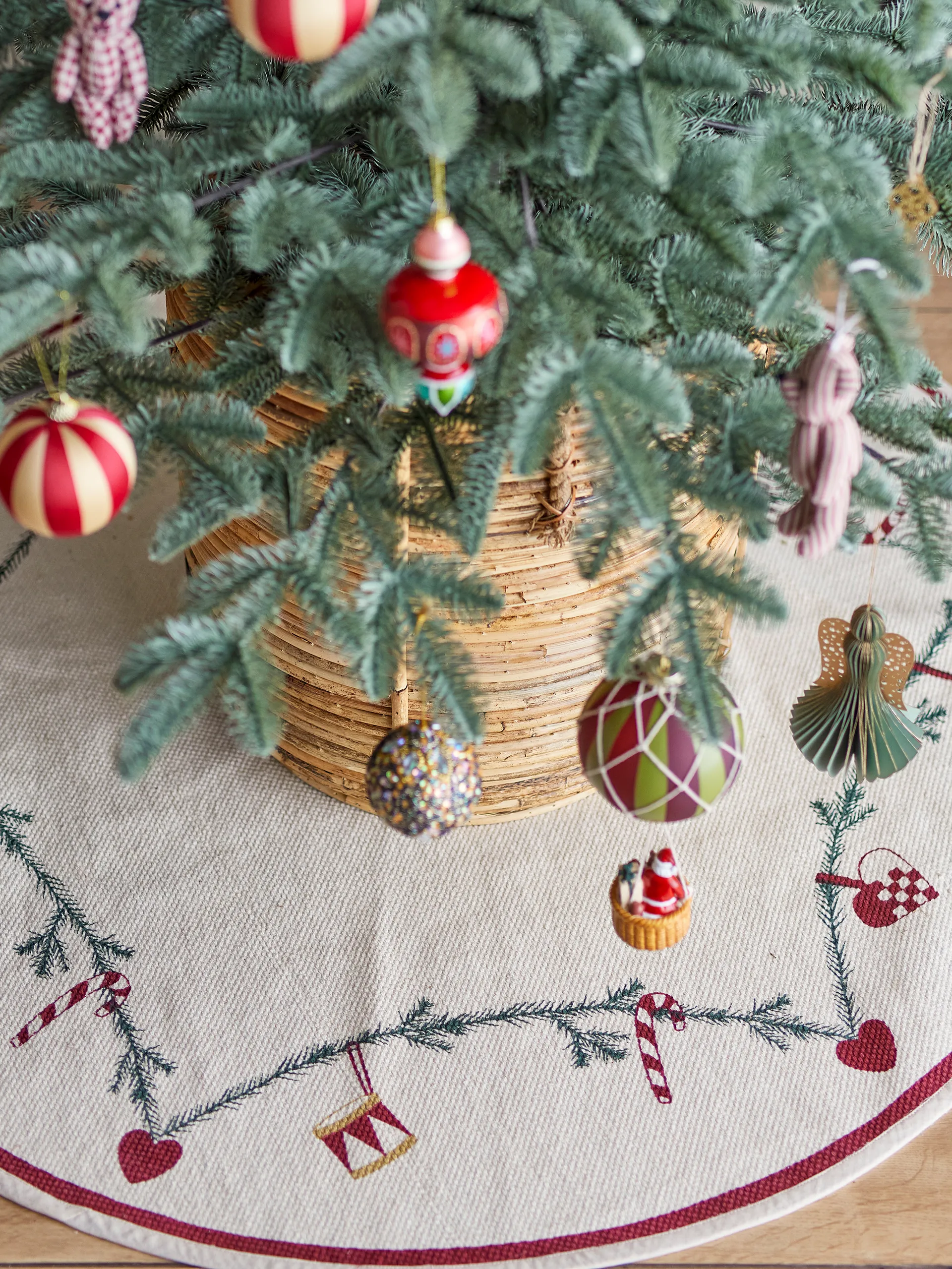 Yule クリスマスツリースカート Ø110 cm, Red Bloomingville | ブルーミングヴィル