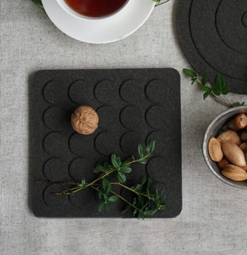Dots スクエアトリベット 20x20 cm - Black - Born In Sweden | ボーン イン スウェーデン