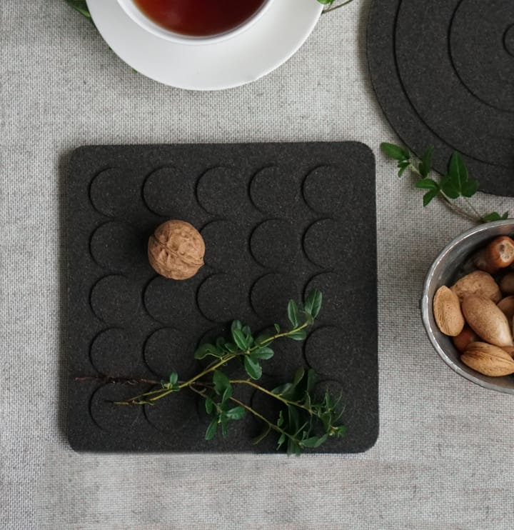 Dots スクエアトリベット 20x20 cm, Black Born In Sweden | ボーン イン スウェーデン
