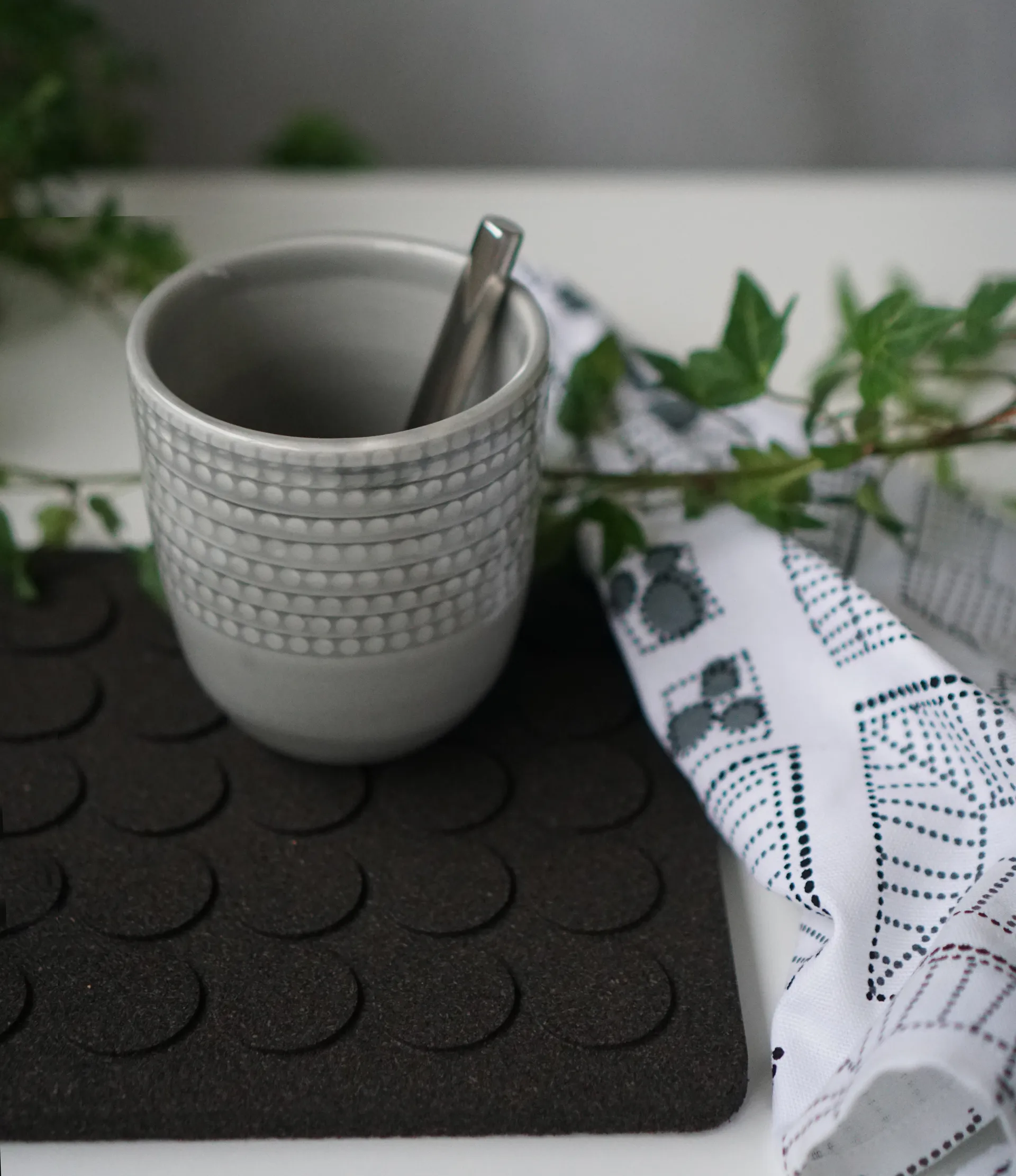 Dots スクエアトリベット 20x20 cm, Black Born In Sweden | ボーン イン スウェーデン