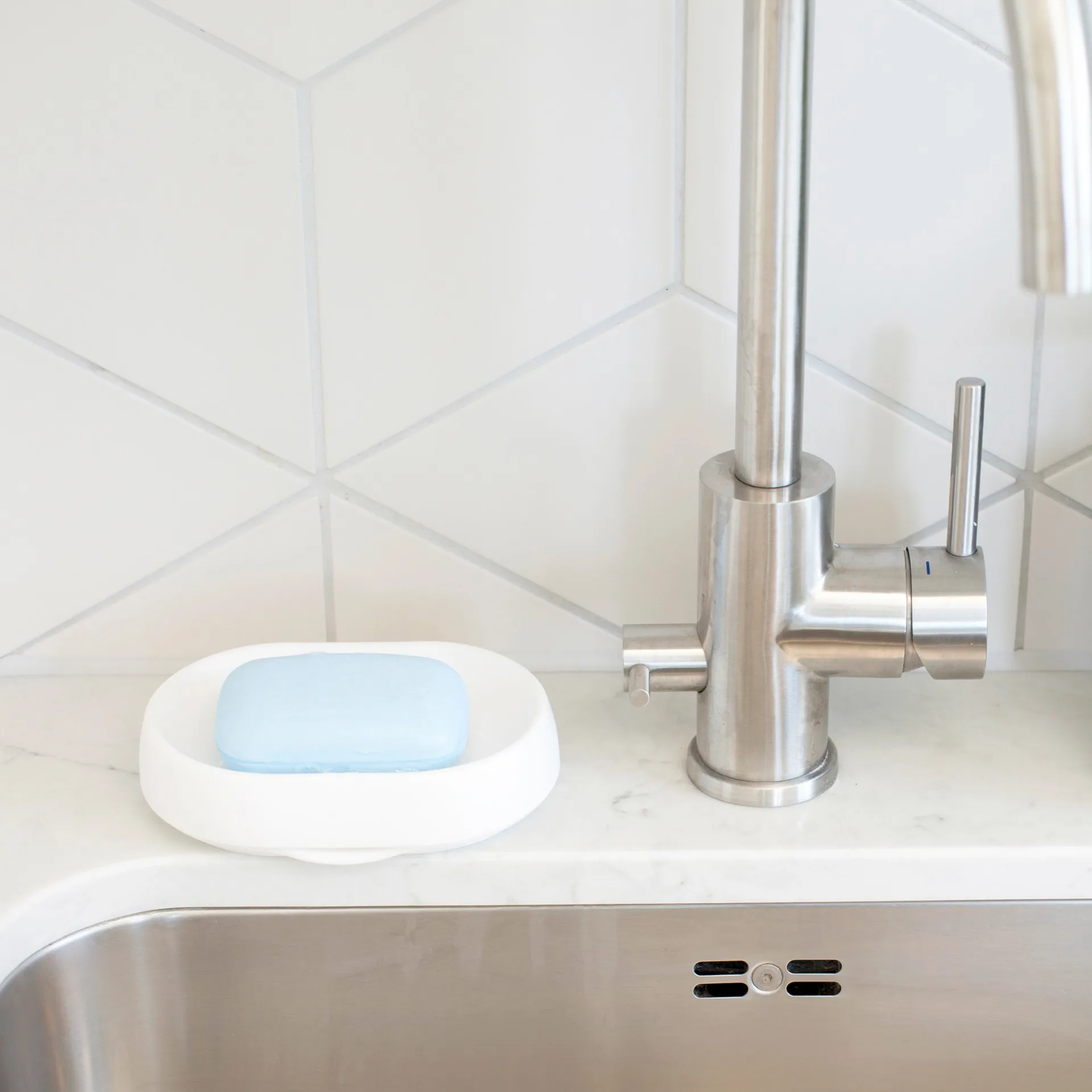 排水口付き石鹸トレイ（シリコン製）- large, White Bosign | ボーサイン