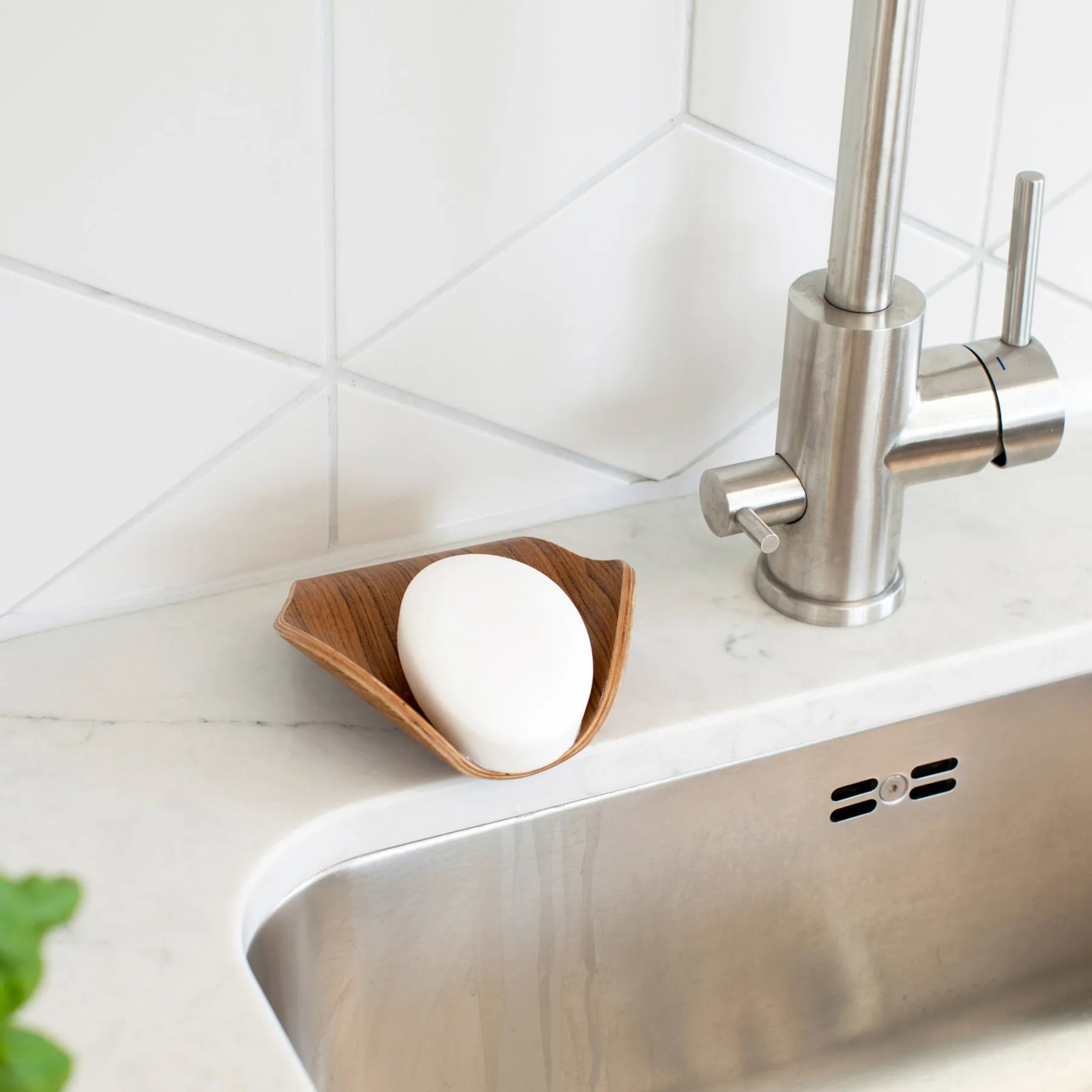 Leaf™ ソープディッシュ ドレナージ付き 11.5x11.5 cm, Walnut Bosign | ボーサイン