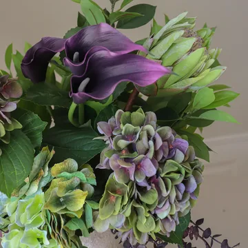 Aubergine Bloom 造花ブーケ - カラー・アジサイ・キングプロテア、106 cm、12点 - Botané | ボタネ