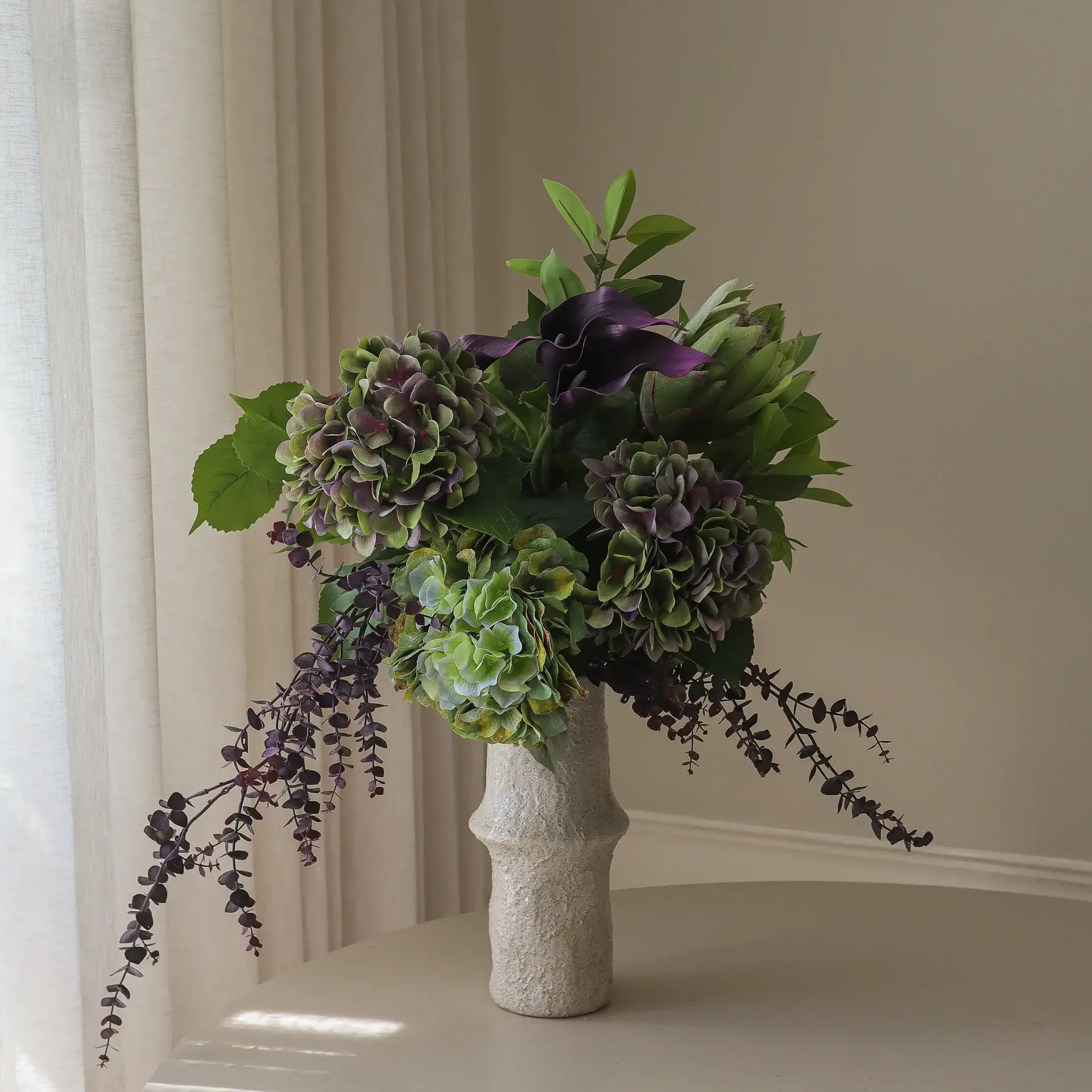 Aubergine Bloom 造花ブーケ, カラー・アジサイ・キングプロテア、106 cm、12点 Botané | ボタネ