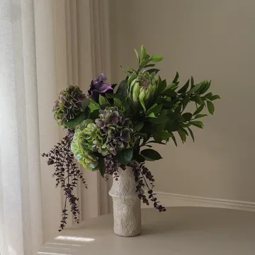 Aubergine Bloom 造花ブーケ - カラー・アジサイ・キングプロテア、106 cm、12点 - Botané | ボタネ