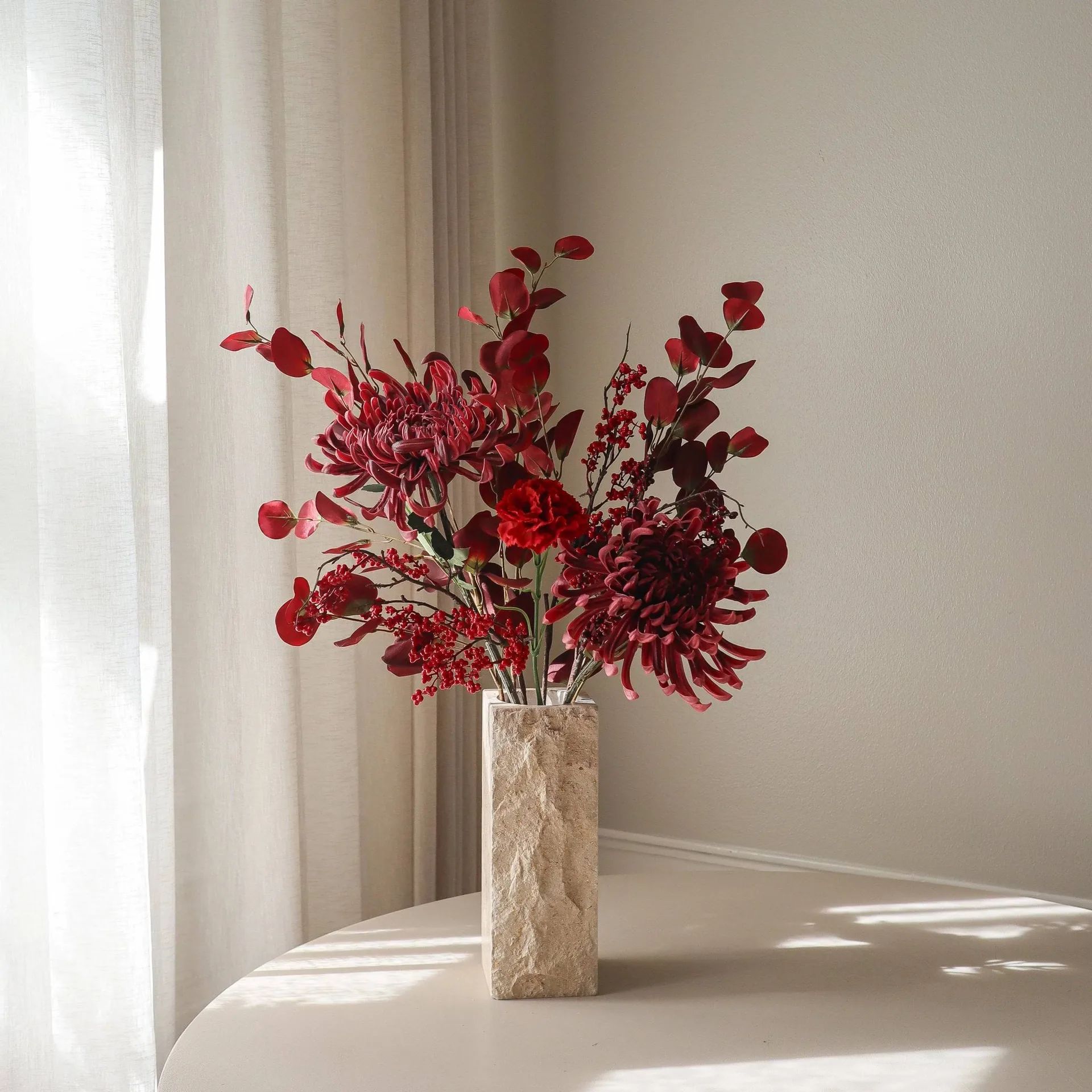 Berry drama 人工ブーケ, スパイダー咲き菊、カーネーション、ユーカリ、84 cm Botané | ボタネ