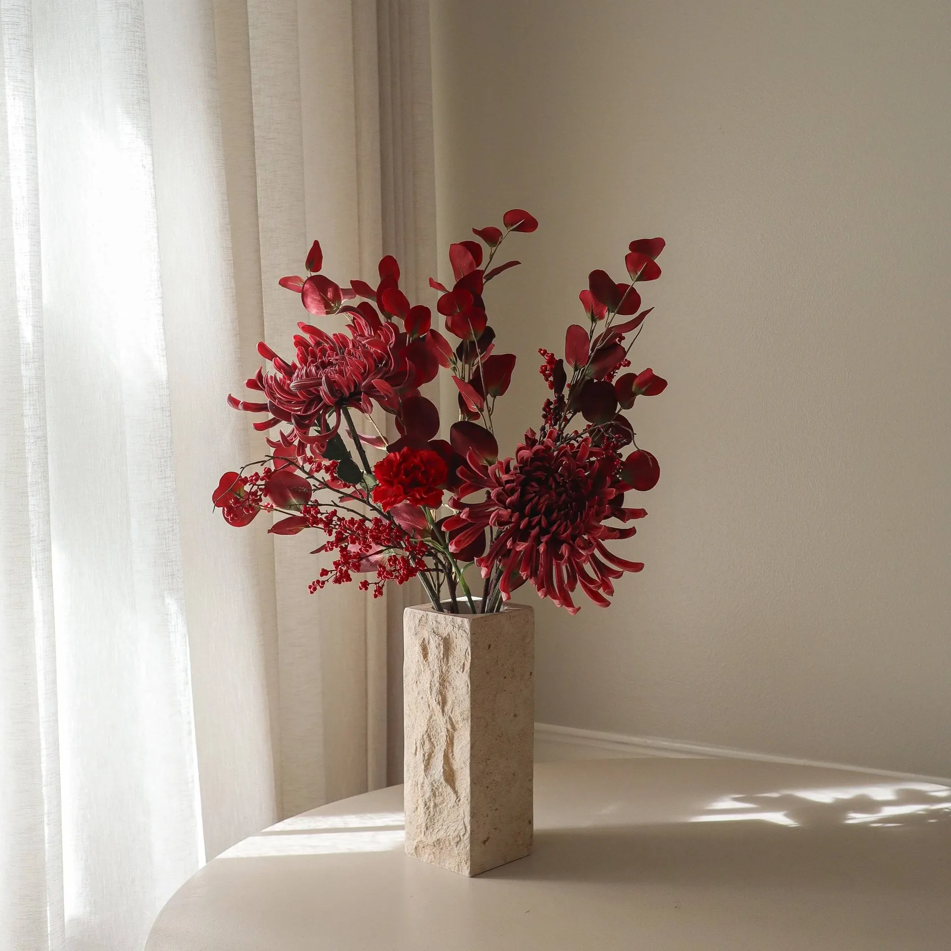 Berry drama 人工ブーケ, スパイダー咲き菊、カーネーション、ユーカリ、84 cm Botané | ボタネ