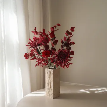 Berry drama 人工ブーケ - スパイダー咲き菊、カーネーション、ユーカリ、84 cm - Botané | ボタネ