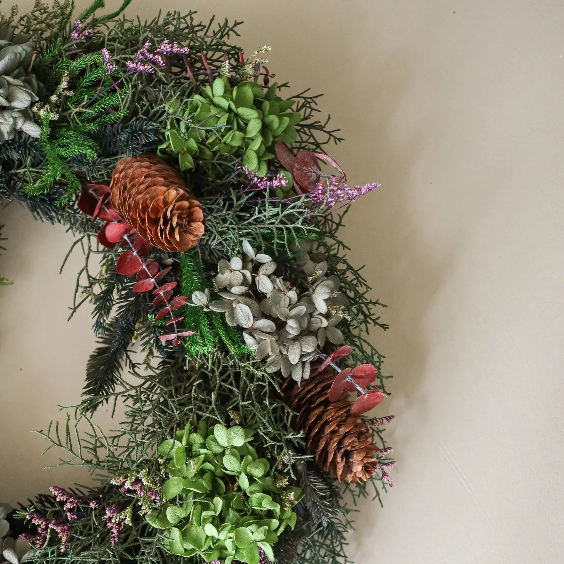 Botanical Forest Wreath 花輪, アジサイ・ユーカリ・針葉枝・松かさ、Ø40 cm Botané | ボタネ