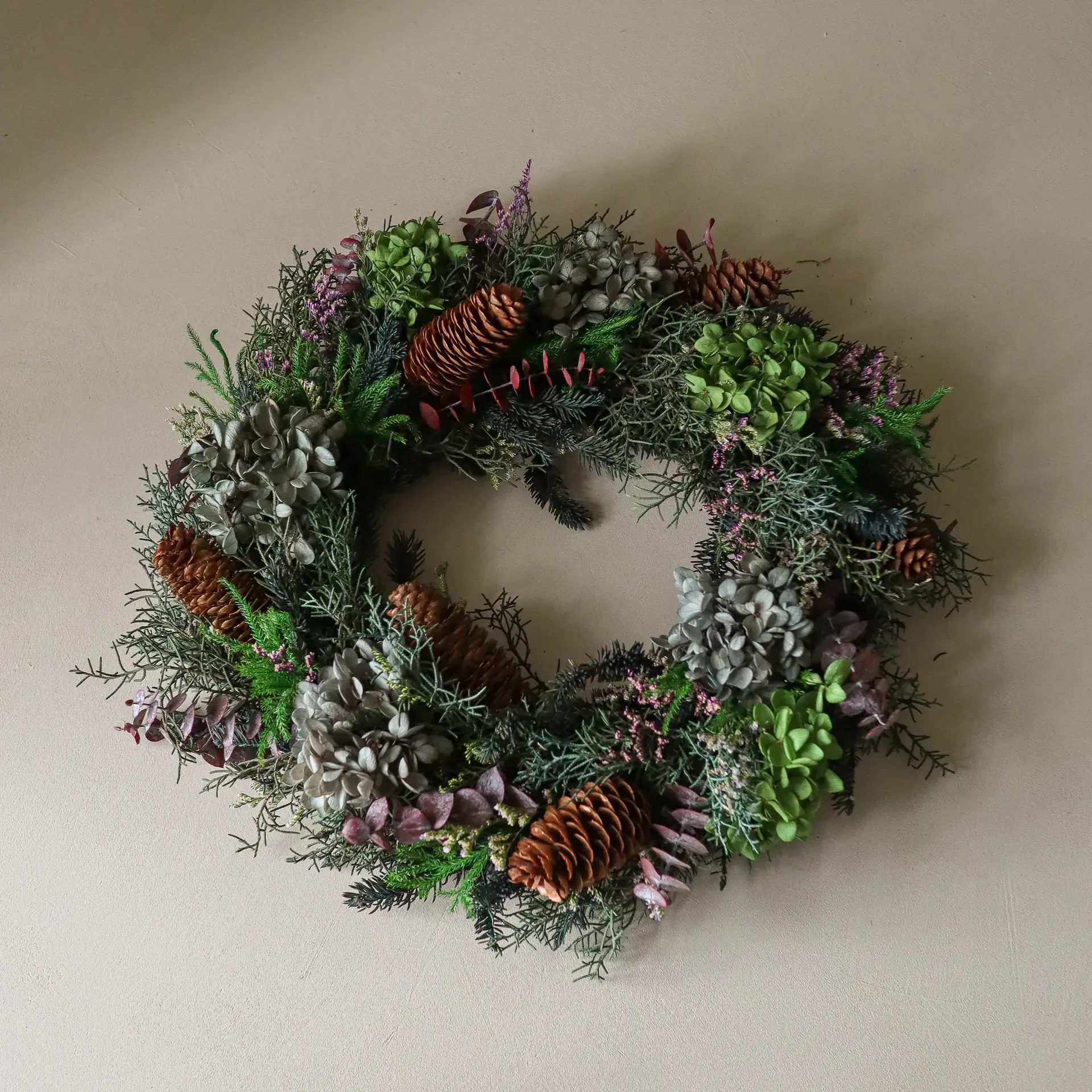 Botanical Forest Wreath 花輪, アジサイ・ユーカリ・針葉枝・松かさ、Ø40 cm Botané | ボタネ