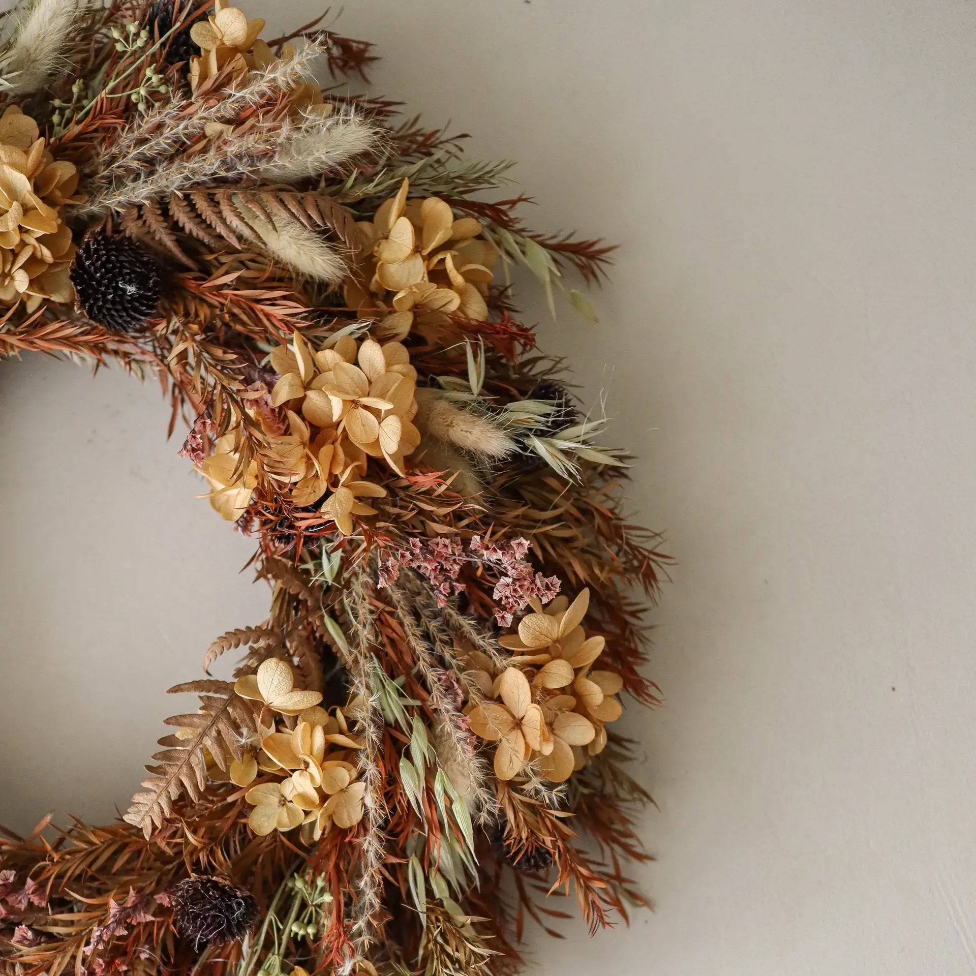 Golden Meadow Wreath 花冠, アジサイ・ドライグラス・シダ・ラビットイヤー、直径40 cm Botané | ボタネ